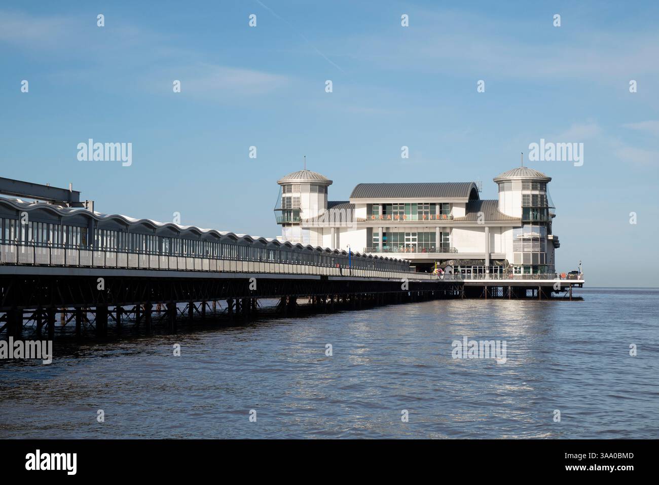 Der Grand Pier in Weston-super-Mare an einem sonnigen klaren Tag während einer Frühlingsflut. Stockfoto