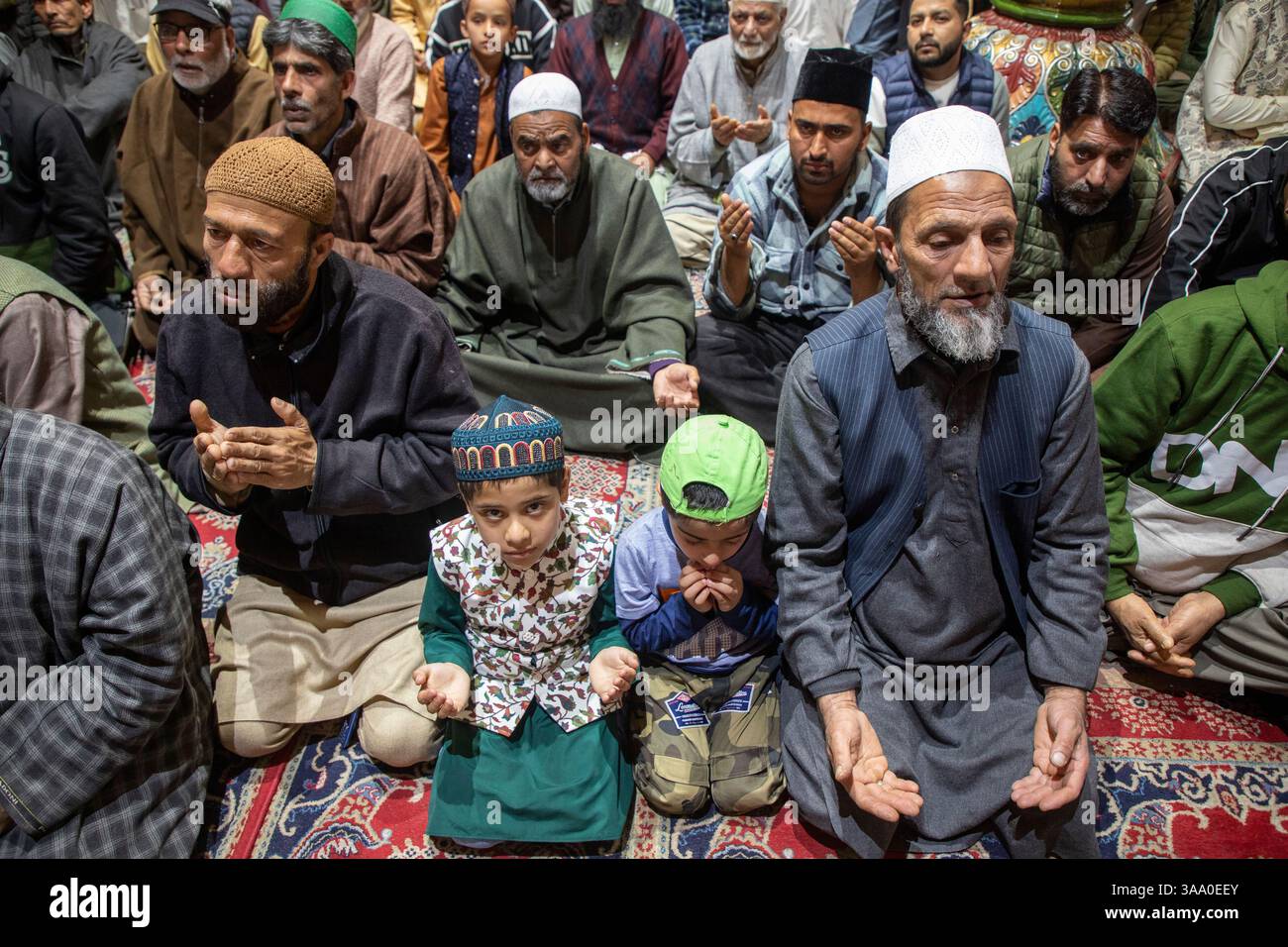 Srinagar, Indien. 31. März 2025. Kaschmiri-Muslime bieten Eid-al-Fitr-Gebete am Schrein des muslimischen Predigers und des Sufi-heiligen Scheich Syed Abdul Qadir Jeelani in Srinagar an. Das EID-al-Fitr-Festival ist das Ende des heiligen Fastenmonats Ramadan. (Foto: Faisal Bashir/SOPA Images/SIPA USA) Credit: SIPA USA/Alamy Live News Stockfoto