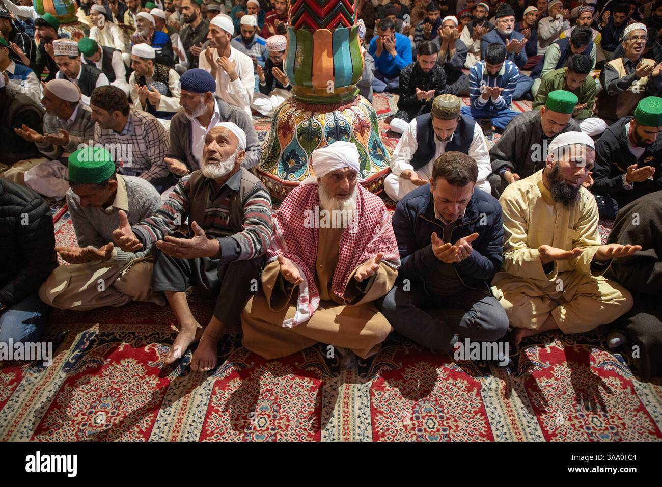 Srinagar, Indien. 31. März 2025. Kaschmiri-Muslime bieten Eid-al-Fitr-Gebete am Schrein des muslimischen Predigers und des Sufi-heiligen Scheich Syed Abdul Qadir Jeelani in Srinagar an. Das EID-al-Fitr-Festival ist das Ende des heiligen Fastenmonats Ramadan. (Foto: Faisal Bashir/SOPA Images/SIPA USA) Credit: SIPA USA/Alamy Live News Stockfoto