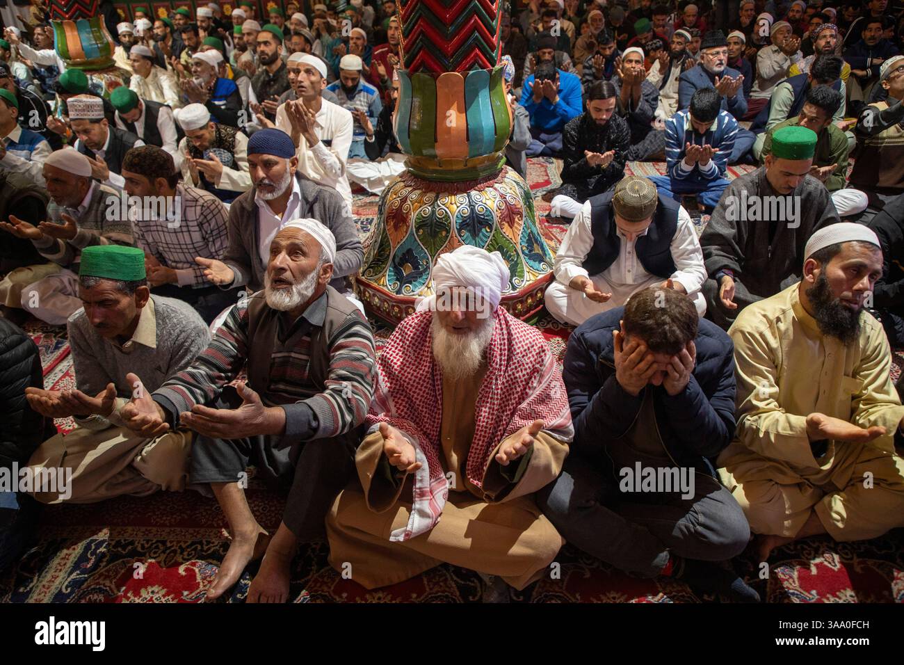 Srinagar, Indien. 31. März 2025. Kaschmiri-Muslime bieten Eid-al-Fitr-Gebete am Schrein des muslimischen Predigers und des Sufi-heiligen Scheich Syed Abdul Qadir Jeelani in Srinagar an. Das EID-al-Fitr-Festival ist das Ende des heiligen Fastenmonats Ramadan. (Foto: Faisal Bashir/SOPA Images/SIPA USA) Credit: SIPA USA/Alamy Live News Stockfoto