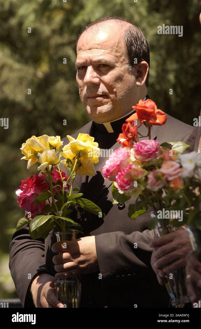 Vater Salvador Gomez von der Kirche unserer Lieben Frau von Guadalupe in Sacramento hält Rosen als Teil einer interreligiösen Rose Ceremnoy während der Feier zum 1. Jahrestag des State Capitol World Peace Rose Garden am Freitag, den 14. Mai 2004. Der Garten befindet sich im Capitol Park in der Nähe der 15th Street und der Capitol Avenues. (Sacramento Bee/John Decker)/ZUMA Press Stockfoto