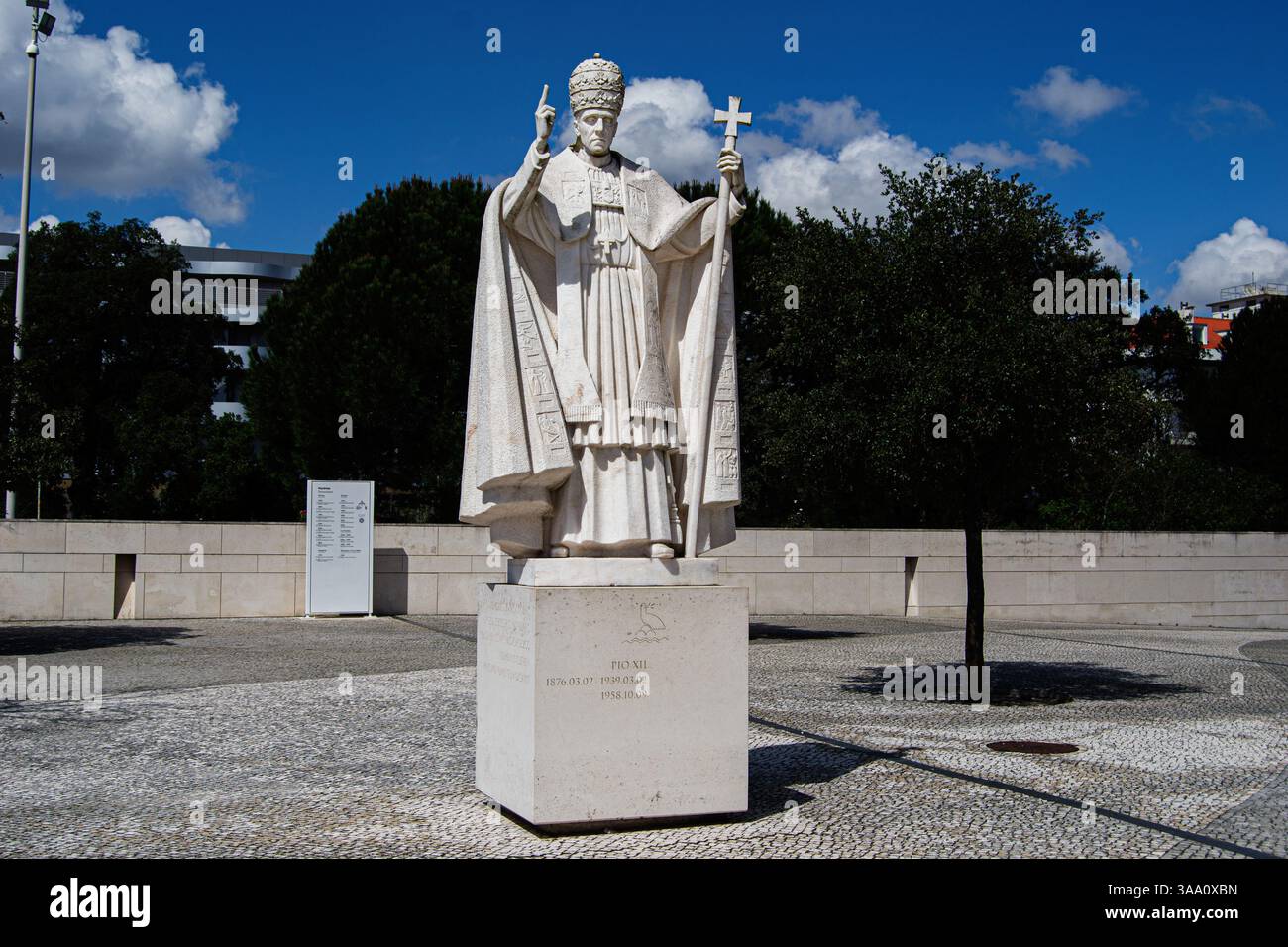 Fatima, Portugal - 26. März 2025: Eine große weiße Statue von Papst Pius XII. In Fatima, Portugal unter klarem blauem Himmel. Eugenio Maria Giuseppe Giovanni P. Stockfoto