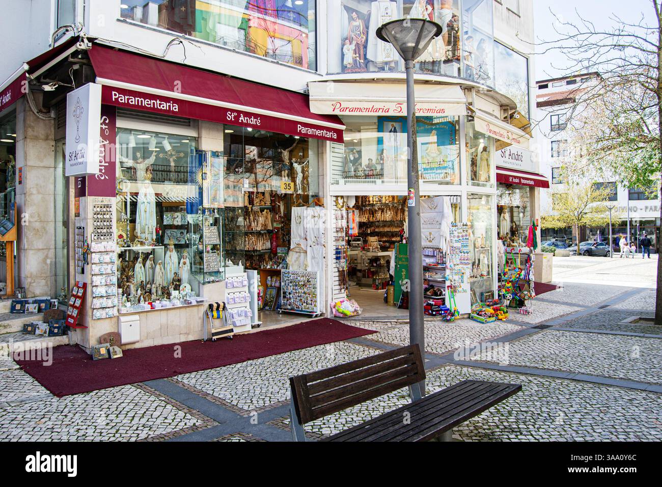 Fatima, Portugal - 26. März 2025: Ein Geschäft St. Andre in Fatima, Portugal, in dem religiöse Gegenstände, Souvenirs und Andachtsskulpturen ausgestellt werden. Stockfoto