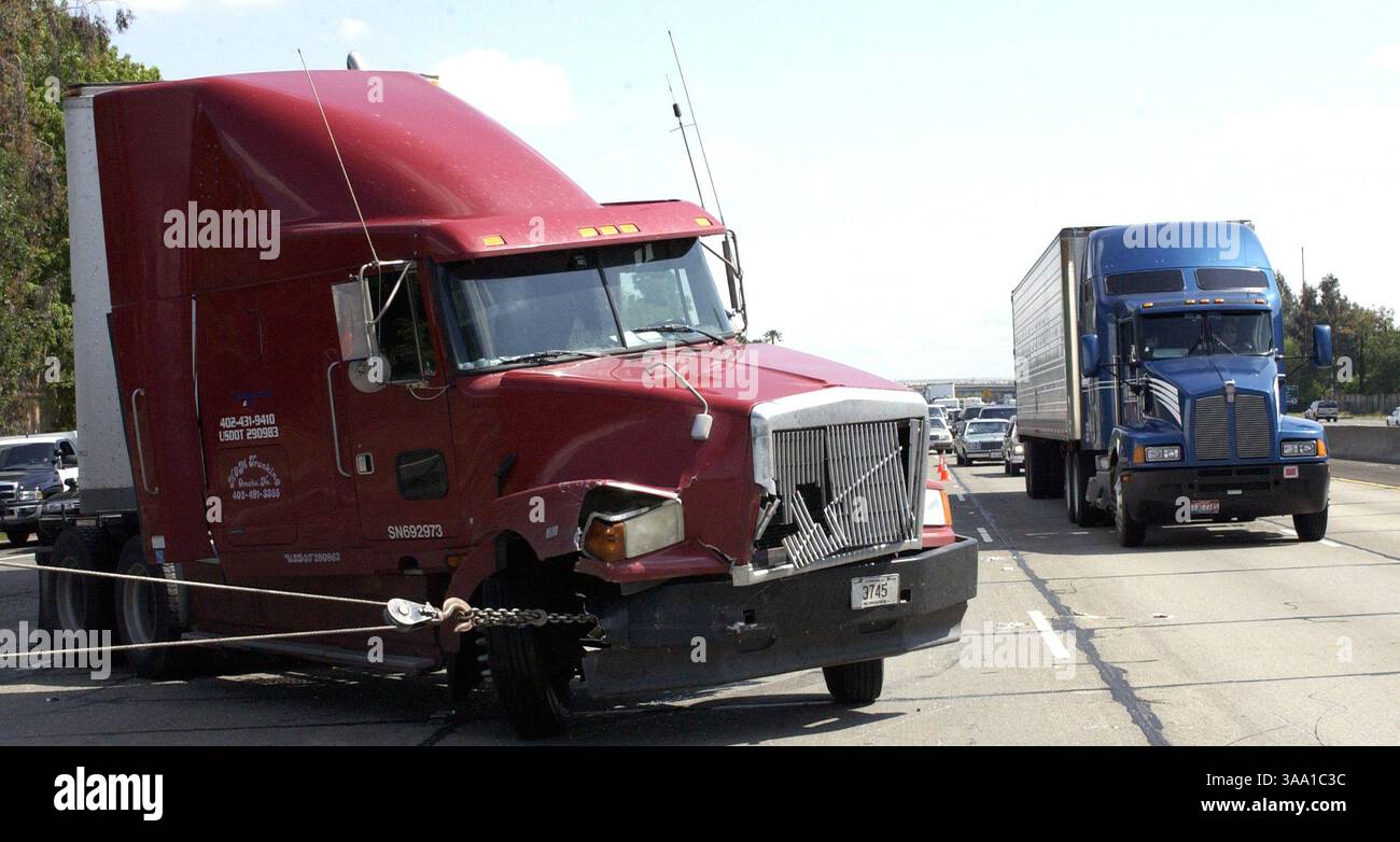 Gegen 10 Uhr morgens waren ein großer Sattelzugwagen und drei Autos in einen Unfall verwickelt, der das Big Rig nach jacknife verursachte und die drei rechten Fahrspuren auf der Interstate 80 West zwischen Madison und der I-80 Business Split blockierte, was zu einem Stau nach Roseville führte. The Sacramento Bee Erhardt Krause 1. Mai 2002./ZUMA Press Stockfoto