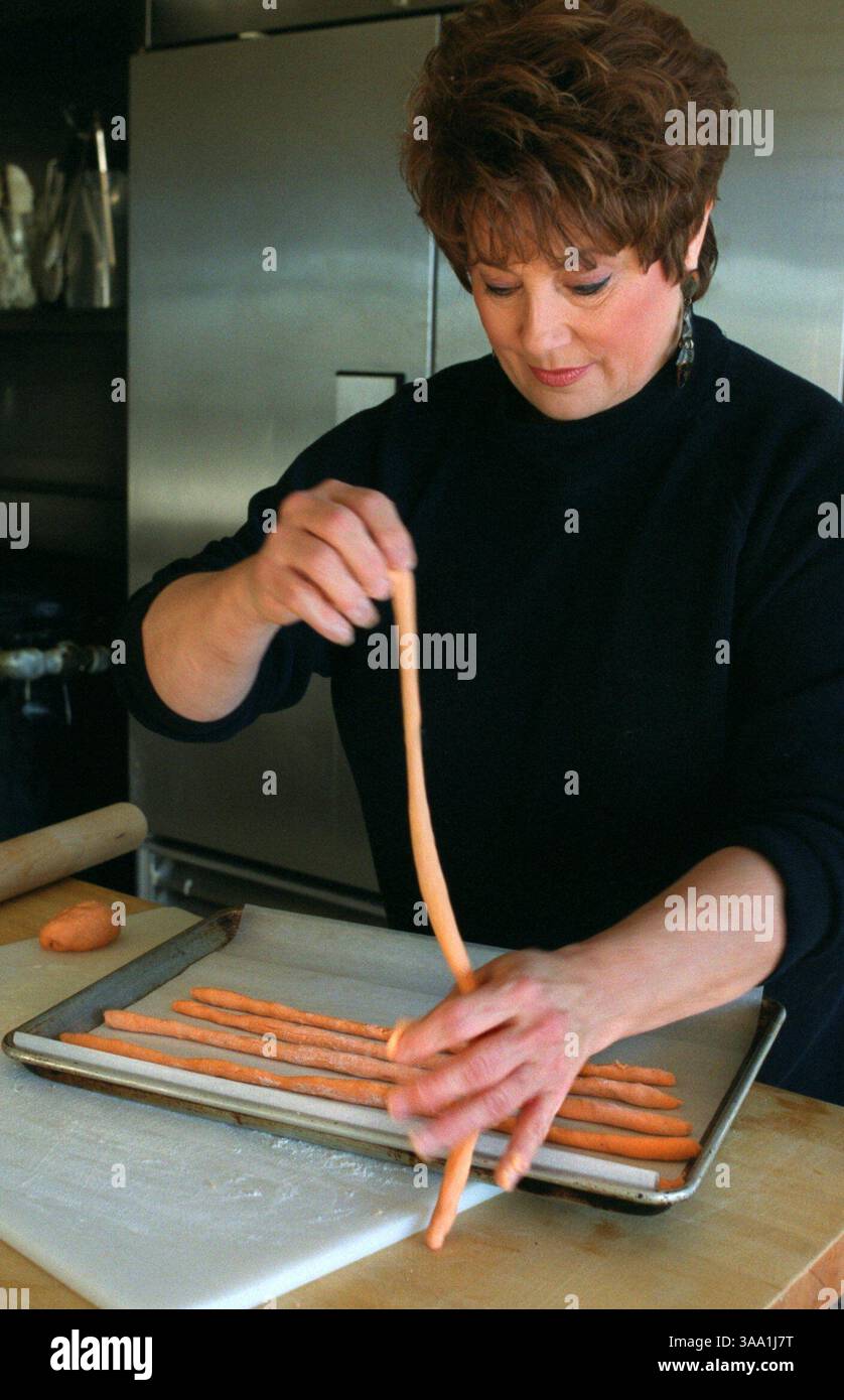 Linda Ferrari macht geröstete rote Pfefferbrotstangen bei Cooking with Linda in Granite Bay, Mittwoch, 23. Januar 2002. Sie unterrichtet einen Kurs in Kochen eines Valentinstag-Dinners. (Sacramento Bee/Leilani Hu) /ZUMA Press Stockfoto