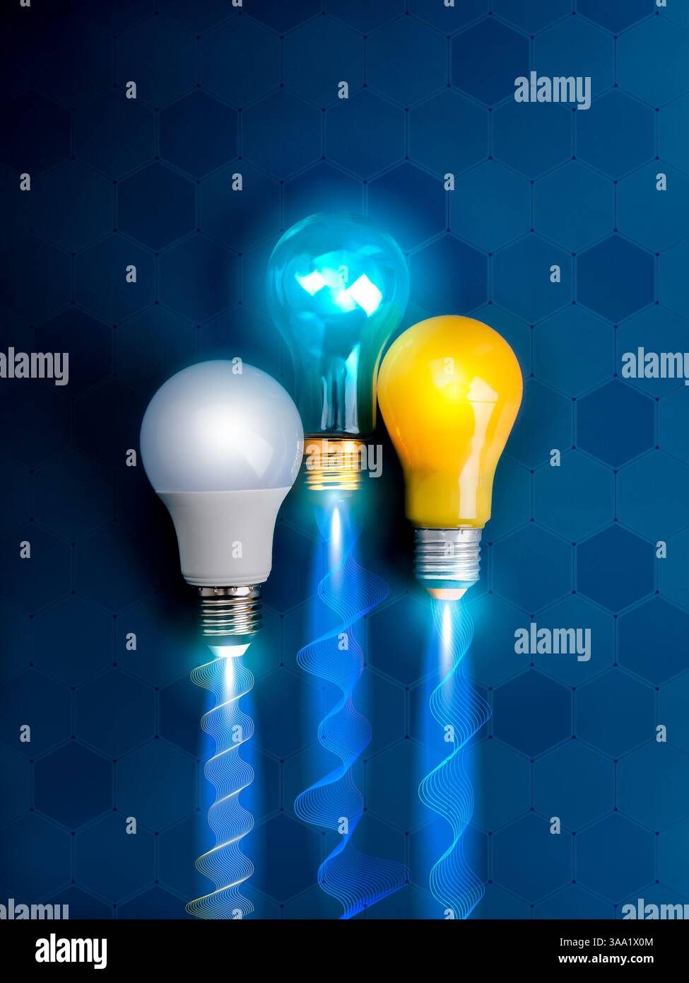 Unternehmen und Innovation konkurrieren, kreative Ideen, digitales Marketingkonzept. 3 Glühbirnen mit Wellenlinien als Brandrauch, als Raumschiff Stockfoto