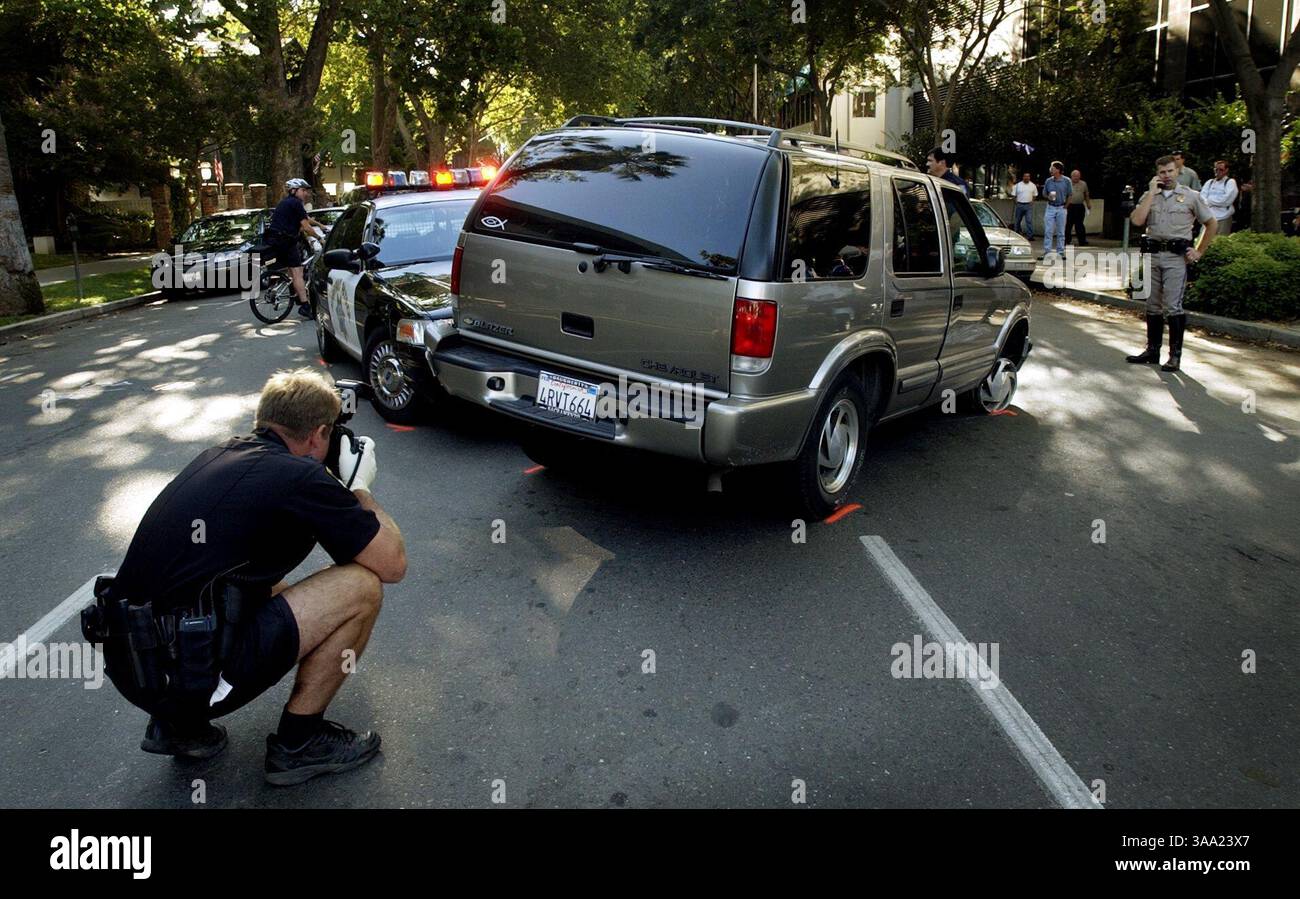 California Highway Patrol und Sacramento Sheriffs Offiziere schauen sich die Unfallszene an, nachdem eine Hochgeschwindigkeitsjagd am Freitag, den 8. August 2003, in der Innenstadt von Sacramento endete. Die Verfolgung begann auf dem Highway 160, nördlich der Innenstadt, und endete mit der falschen Fahrt des Verdächtigen auf vielen Straßen der Innenstadt. Die Verfolgungsjagd endete auf der G St, nachdem die CHP vor dem Büro des Bezirksstaatsanwalts in den Wagen gerannt war. Der Verdächtige hat angeblich den Chevy Blazer von einer Frau abgehackt. Sacramento Bee/Brian Bär/ZUMA Press Stockfoto
