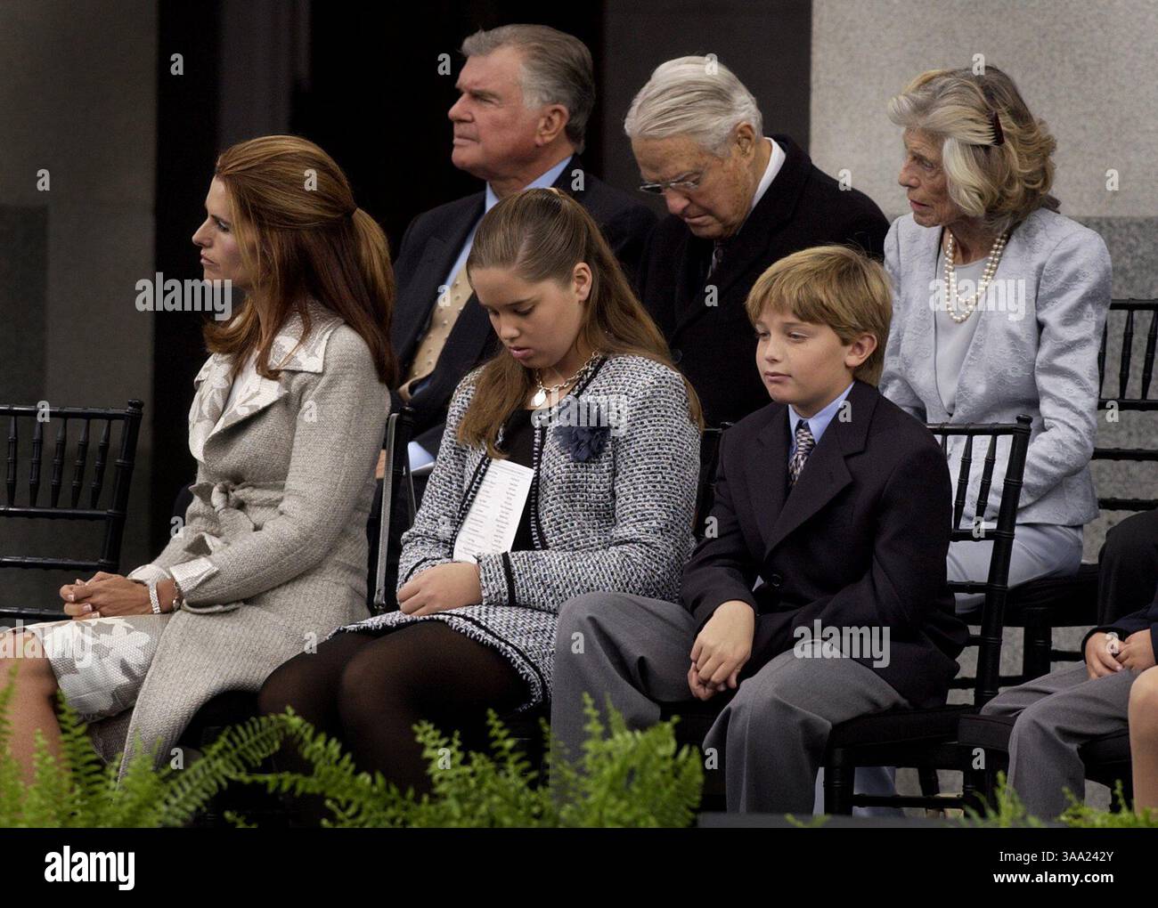 Maria Shriver sitzt mit zwei ihrer Kinder, Christina und Patrick, auf der Bühne, als ihr Mann Arnold Schwarzenegger seine erste Rede als Gouverneur hält, nachdem er am Montag, 17. November 2003 als Gouverneur von Kalifornien auf den Stufen des Kapitols vereidigt wurde. Sacramento Bee/Brian Bär/ZUMA Press Stockfoto