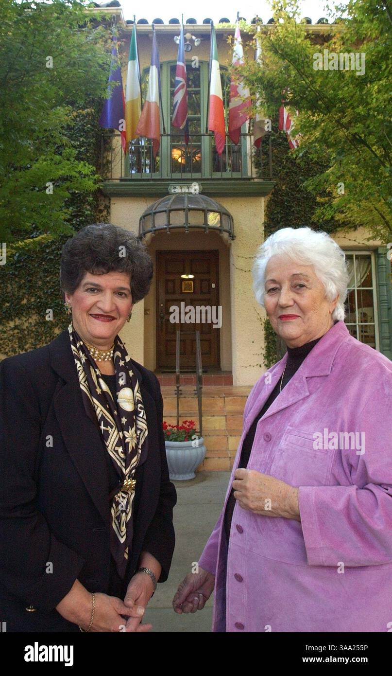 Barbara Bassinger und Irene Hollander mit dem Sacramento Symphony League Feiertagstee 6. Und 7. Dezember in einem neuen Lokal in 2116 Sixth St. - das Inn at Parkside, das historische Fong Mansion, das für den nordamerikanischen Botschafter im nationalistischen China gebaut wurde. The Sacramento Bee Erhardt Krause 12. November 2003 /ZUMA Press Stockfoto