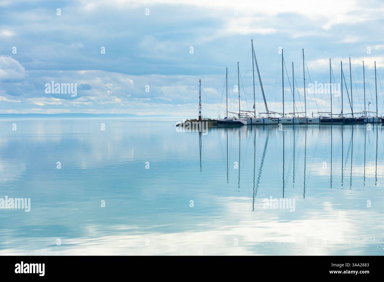 Balatonkenes Meer mit wunderschönem Himmel und Reflexion Stockfoto