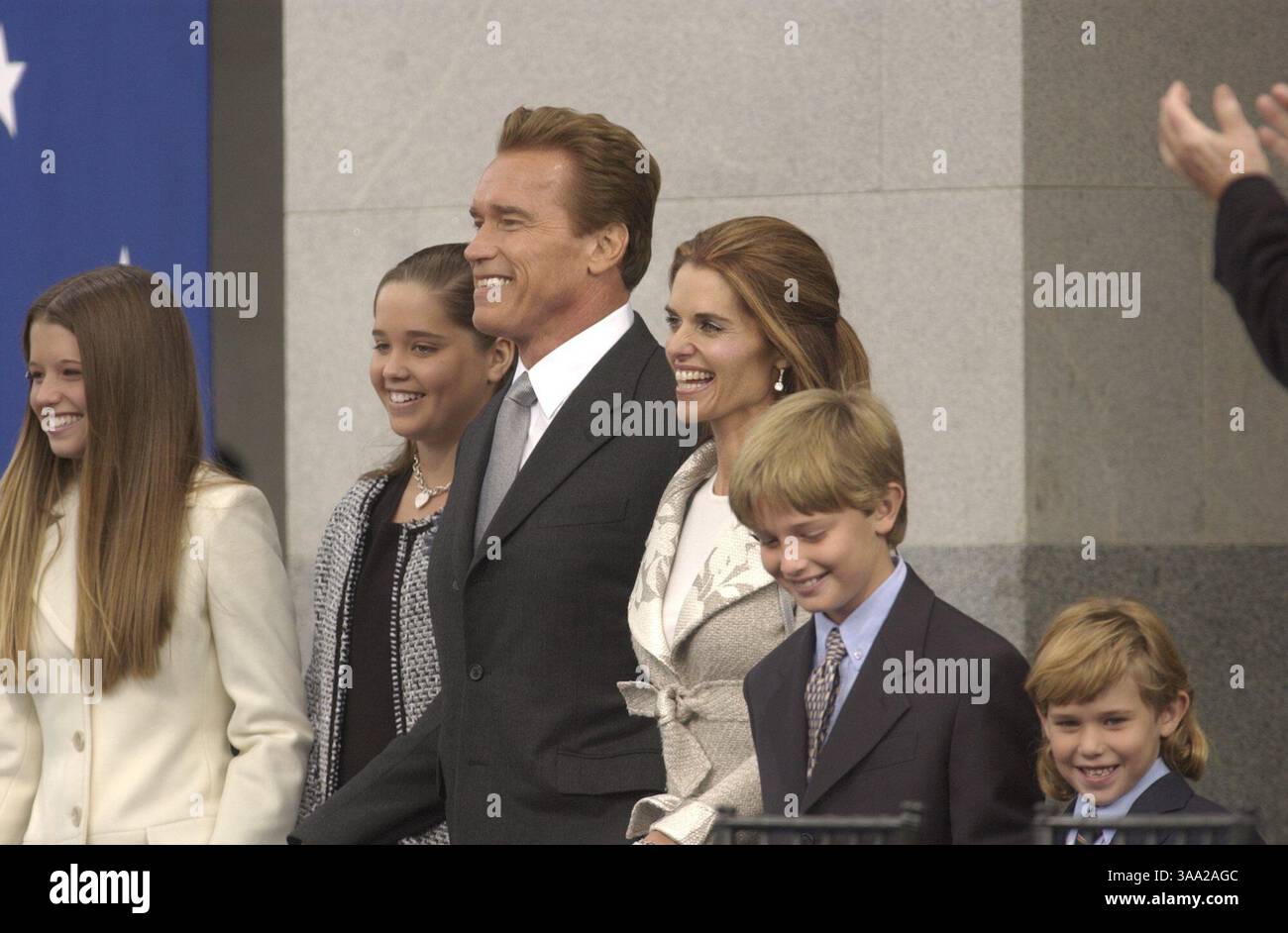 Der Gouverneur Arnold Schwarzenegger und seine Frau Maria Shriver kommen mit ihrer Familie zur Vereidigung des Gouverneurs am Montag, dem 17. November 2003. Die Kinder sind, von links, Katherine, 13, Christina, 12, Patrick 10 und Christopher 6. (Sacramento Bee/John Decker)/ZUMA Press Stockfoto