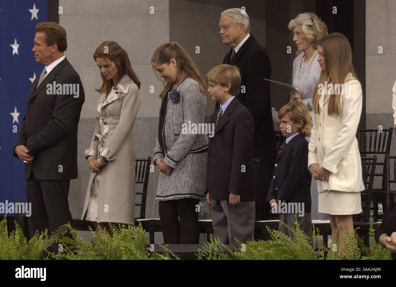 20. September 2009 - Sacramento, Kalifornien, USA - Gouverneur Arnold Schwarzenegger, links mit seiner Frau Maria Shriver und ihren Kindern, von links Christina, 12, Patrick, 10, Christopher 6 und Katherine 13. Dahinter stehen Marias Eltern Sargent und Eunice Shriver. Sie verneigen sich während der Beschwörung von Monsignore Lloyd Torgerson aus der Schwarzenegger St. Monica's Catholic Church. (Sacramento Bee/John Decker)/ZUMA Press Stockfoto