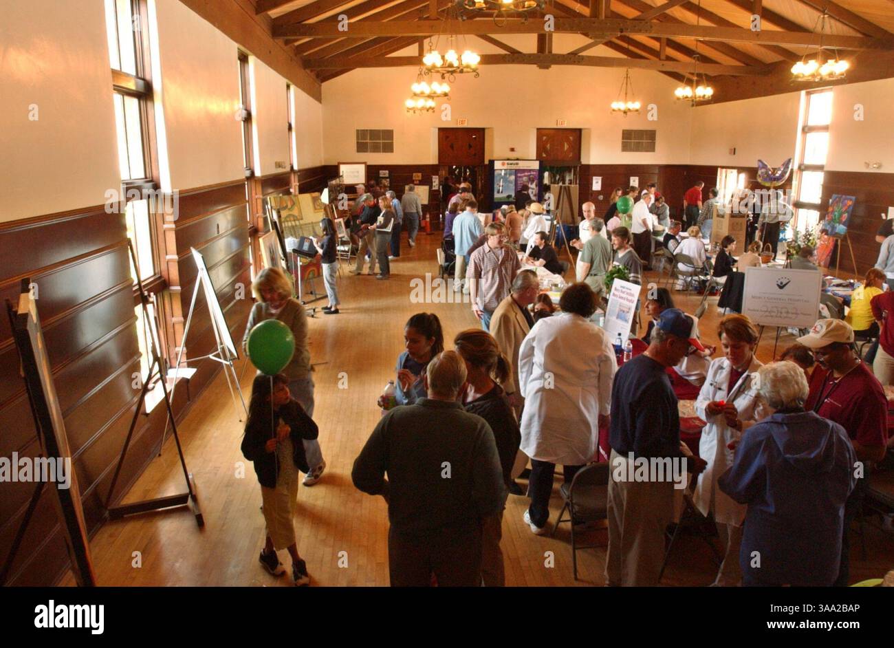 Die McKinley Elvas Neighborhood Alliance und andere lokale Gruppen veranstalteten den East SAC Day am 6. April 2003 im Clunie Clubhouse im McKinley Park. Eine Kunstausstellung und zahlreiche Informationstische boten den Einwohnern die Möglichkeit, mehr über ihre Nachbarschaft zu erfahren. Sacramento Bee/Jay Mather/ZUMA Press Stockfoto