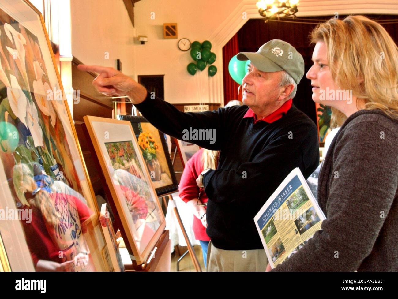 lede, die McKinley Elvas Neighborhood Alliance und andere lokale Gruppen veranstalteten den East SAC Day am 6. April 2003 im Clunie Clubhouse im McKinley Park. Bob Rebmann und seine Tochter Aimee Rebmann diskutieren über die Kunstwerke, die beide gerne malen, so dass sie sich für die verschiedenen Ausstellungsstücke interessieren. Sacramento Bee/Jay Mather/ZUMA Press Stockfoto
