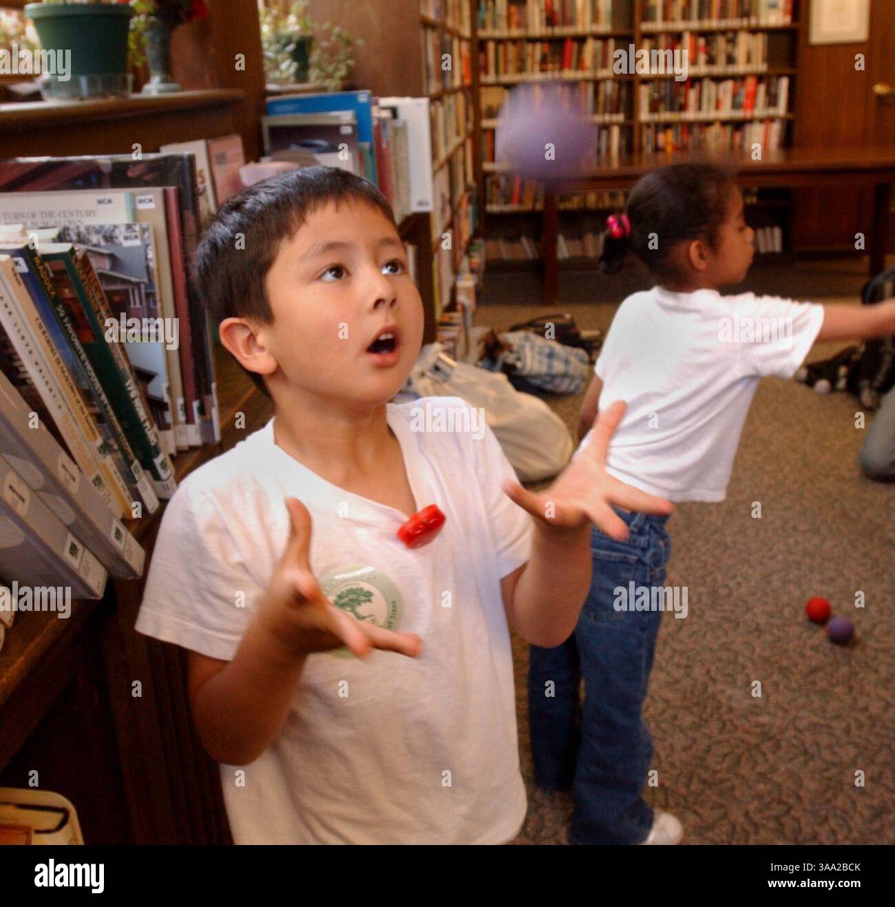 Die McKinley Elvas Neighborhood Alliance und andere lokale Gruppen veranstalteten den East SAC Day am 6. April 2003 im Clunie Clubhouse im McKinley Park. Adam Kong 6, nahm an einem Jonglierkurs für Kinder in der Bibliothek Teil. Sacramento Bee/Jay Mather/ZUMA Press Stockfoto