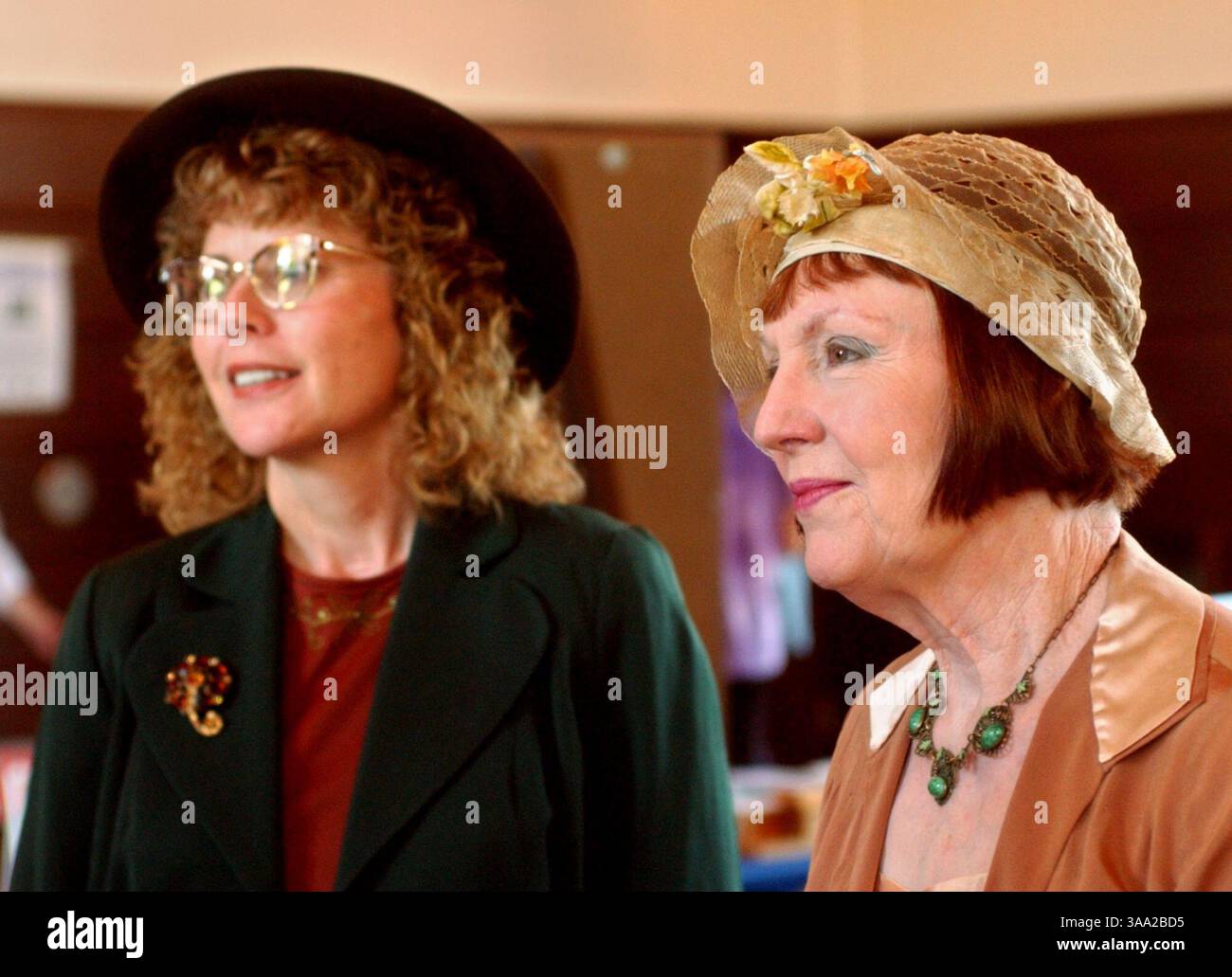 Die McKinley Elvas Neighborhood Alliance und andere lokale Gruppen veranstalteten den East SAC Day am 6. April 2003 im Clunie Clubhouse im McKinley Park. Karen Cates, links und Doreen Sinclair rechts, vertraten die Art Deco Society bei der Veranstaltung. Sacramento Bee/Jay Mather/ZUMA Press Stockfoto