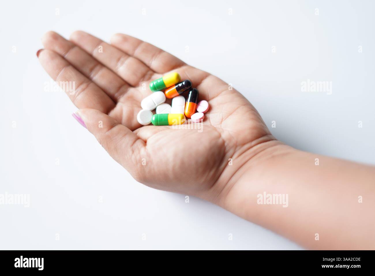 Hand hält Pillen Nahaufnahme Bild Stockfoto