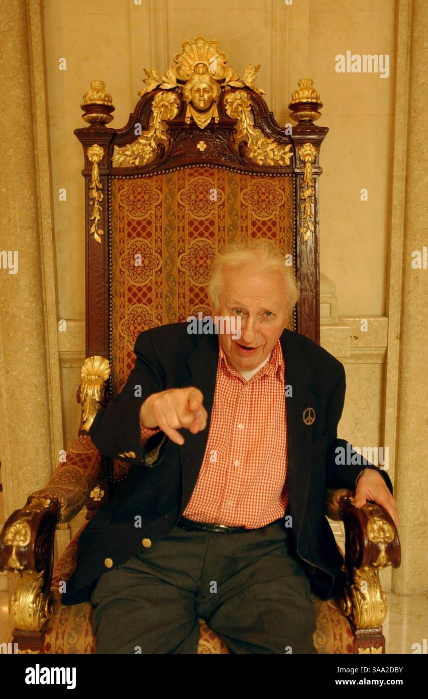 Der mit dem Pulitzer-Preis ausgezeichnete Autor Studs terkel spricht am Mittwoch, 29. Oktober 2003, über sein neuestes Buch „Hope dies Last: Keeping the Faith in Trouble Times“ im Palace Hotel in San Francisco. (Sacramento Bee/ Michael A. Jones) /ZUMA Press Stockfoto