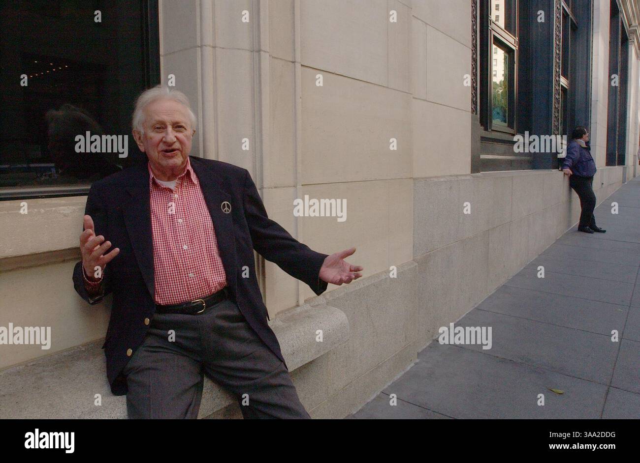 Der mit dem Pulitzer-Preis ausgezeichnete Autor Studs terkel spricht am Mittwoch, 29. Oktober 2003, über sein neuestes Buch „Hope dies Last: Keeping the Faith in Trouble Times“ im Palace Hotel in San Francisco. (Sacramento Bee/ Michael A. Jones) /ZUMA Press Stockfoto