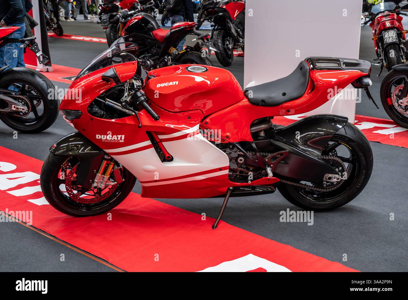 Modea, Italien: 2025 03 30 Motor fest Expo Motorrad Ein markantes rotes Ducati Desmosedici RR Superbike, ein seltenes und leistungsstarkes Motorrad. Hochwertige Fotos Stockfoto