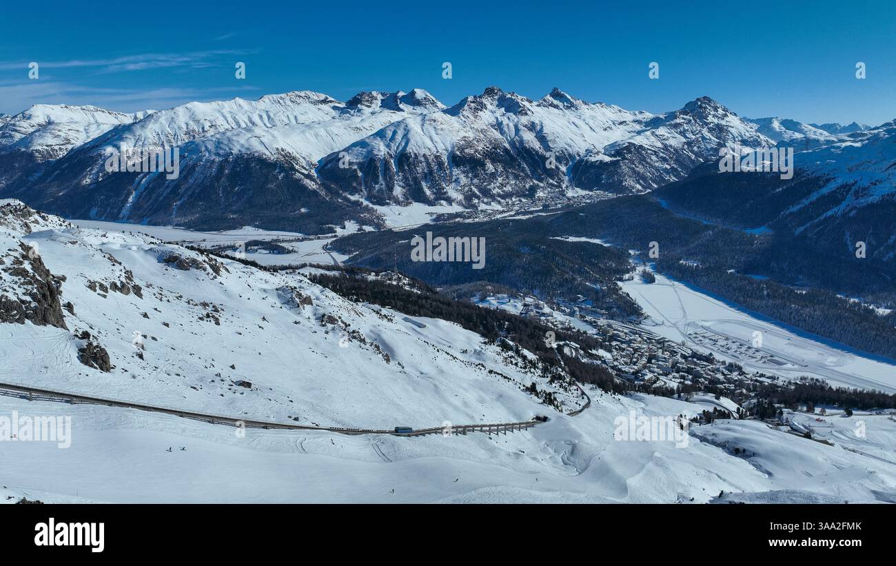 Die Stadt und der See von Santk Moritz im Winter. Engadin, Schweiz. Stockfoto