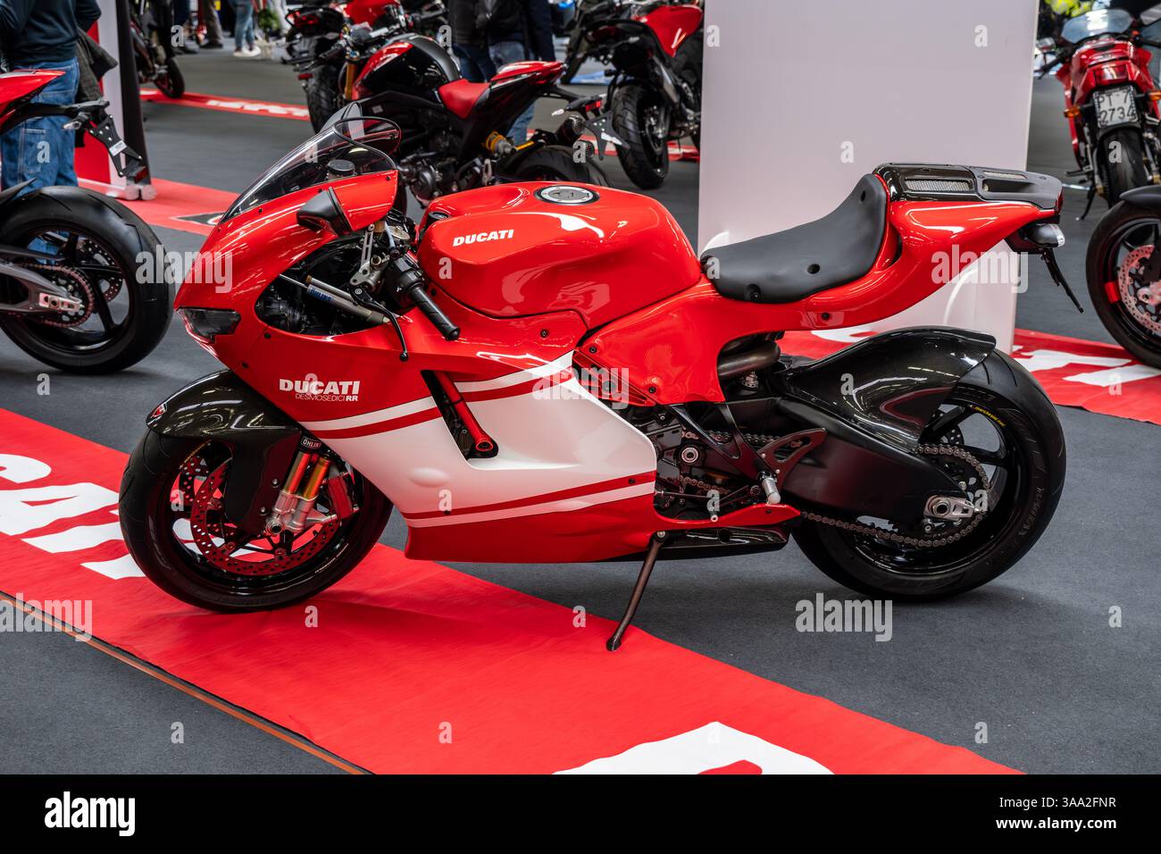 Modea, Italien: 2025 03 30 Motor fest Expo Motorrad Ein markantes rotes Ducati Desmosedici RR Superbike, ein seltenes und leistungsstarkes Motorrad. Hochwertige Fotos Stockfoto