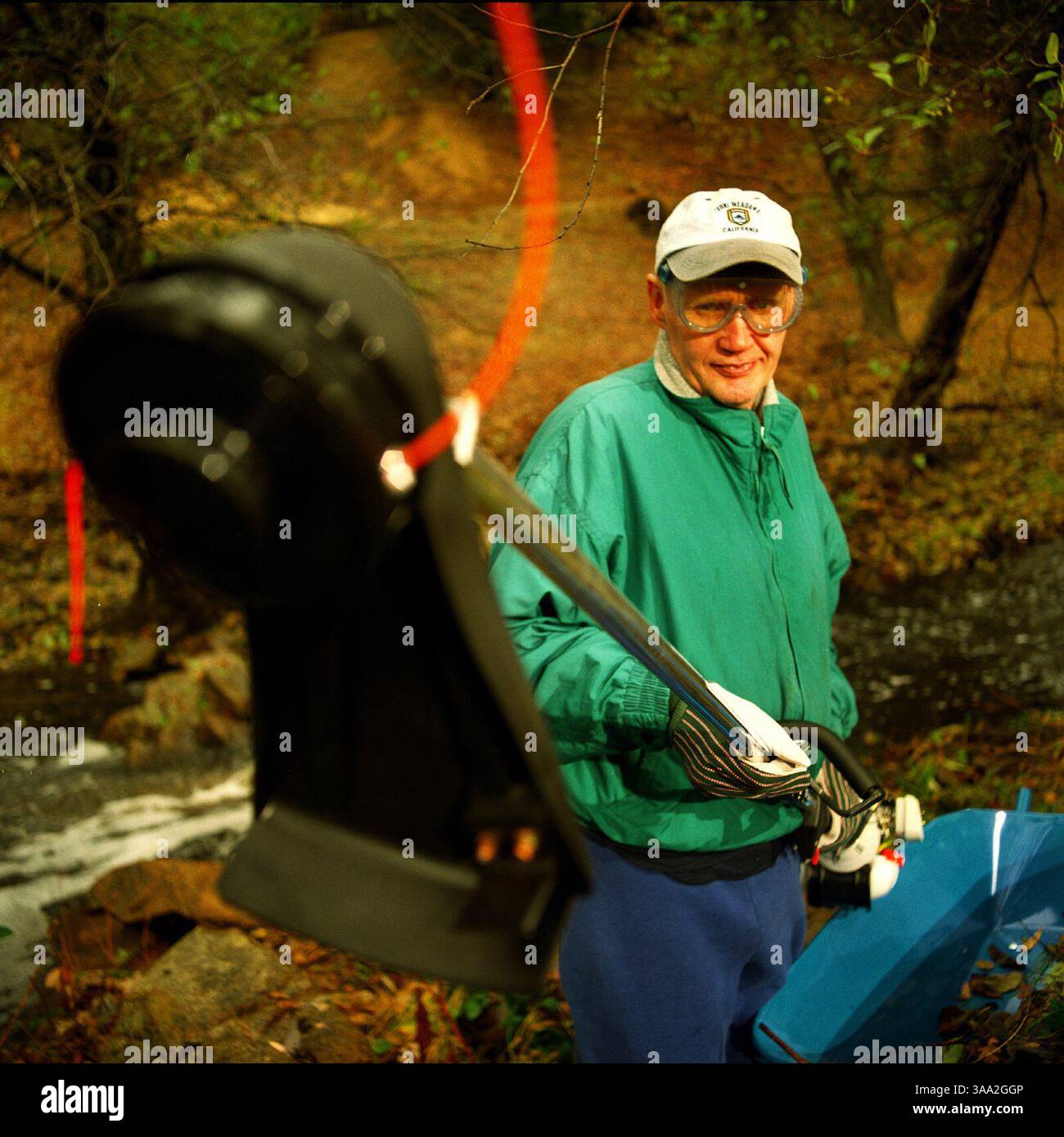 MÄHER   TRAUMBUCH TEIL 2. Ron Biddleman zeigt einen neuen Unkrautfresser, Handschuhe und eine Schubkarre, die Mutter Lode Rehabilitation Enterprises Inc. Aus dem Buch der Träume gespendet wurde. Foto aufgenommen in Placerville, Dienstag, 10. Dezember 2002. Manny Crisostomo / Sacramento Bee / ZUMA Press Stockfoto