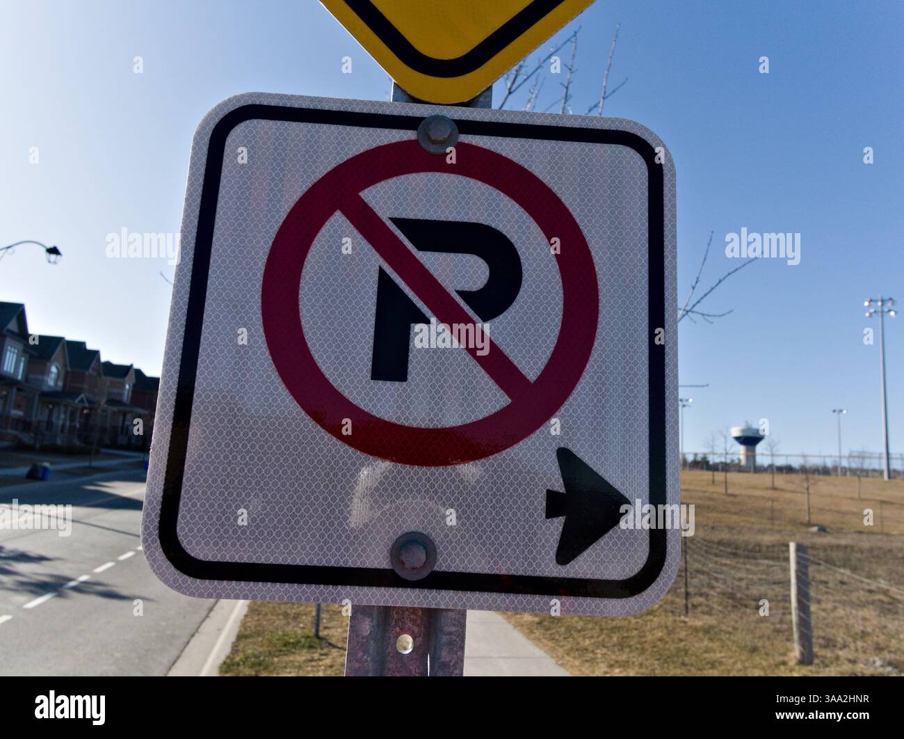 Die auffällige Anzeige „kein Einparken“ sorgt für die Sicherheit im Straßenverkehr, indem sie den Fahrer deutlich über gesperrte Parkzonen informiert Stockfoto