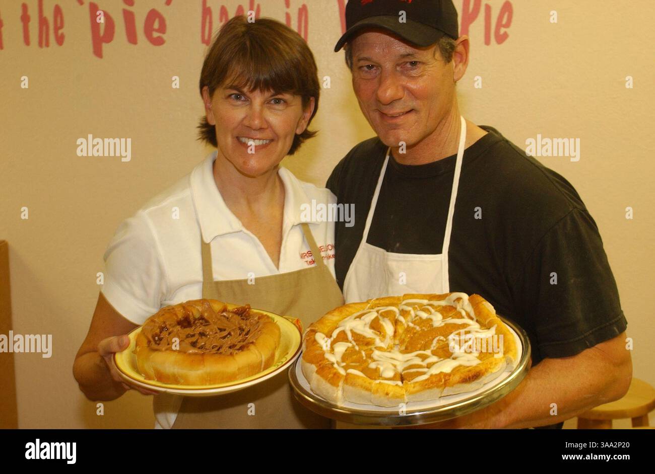 Kate, Left, und Ken Nelson sind die Besitzer von Mrs. Nelsons Take n Bakery. Ein Konzept beinhaltet den Verkauf von Backwaren vor der Zubereitung an Bewohner, die den Prozess zu Hause beenden, Dienstag, 18. November 2003. (Sacramento Bee/Michael A. Jones)/ZUMA Press Stockfoto