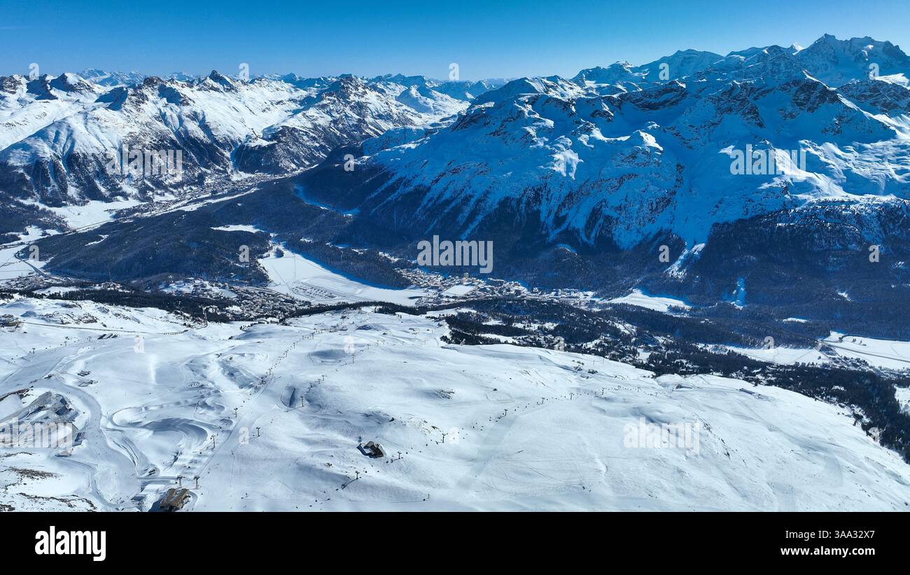Die Stadt und der See von Santk Moritz im Winter. Engadin, Schweiz. Stockfoto