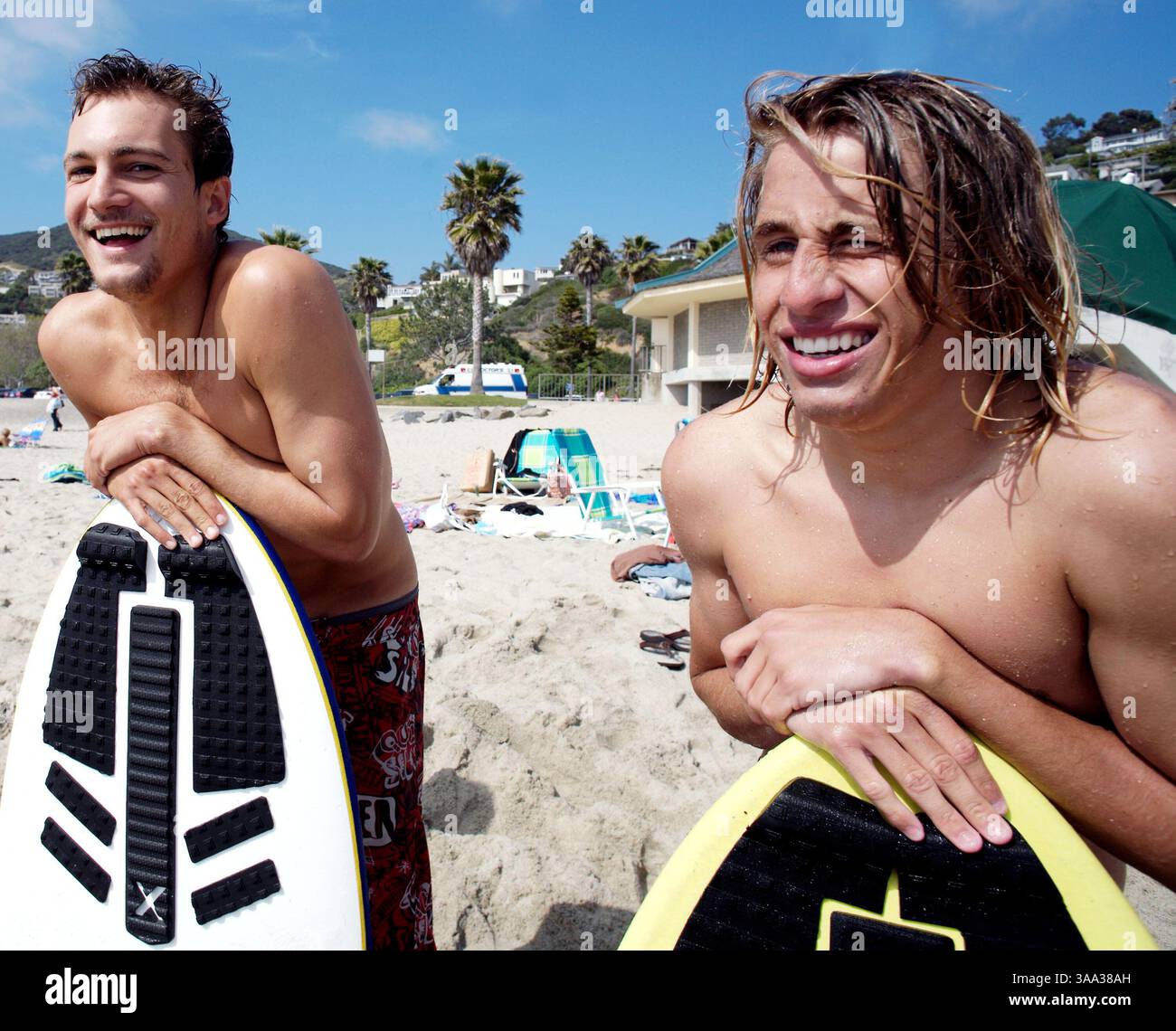 Juli 2006; Laguna Beach, CA, USA; eine Gruppe von Skimboardern wartet am Wasser am Aliso Creek Beach im Süden von Laguna. Obligatorischer Credit: Foto von Geoffrey Ragatz/ZUMA Press. (©) Copyright 2005 von Geoffrey Ragatz Stockfoto