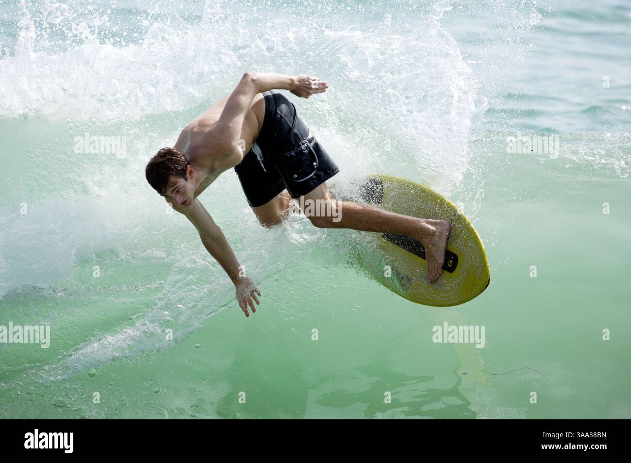 Juli 2006; Laguna Beach, CA, USA; ein Skimboarder reitet am Aliso Creek Beach im Süden von Laguna auf einer Welle. Obligatorischer Credit: Foto von Geoffrey Ragatz/ZUMA Press. (©) Copyright 2005 von Geoffrey Ragatz Stockfoto