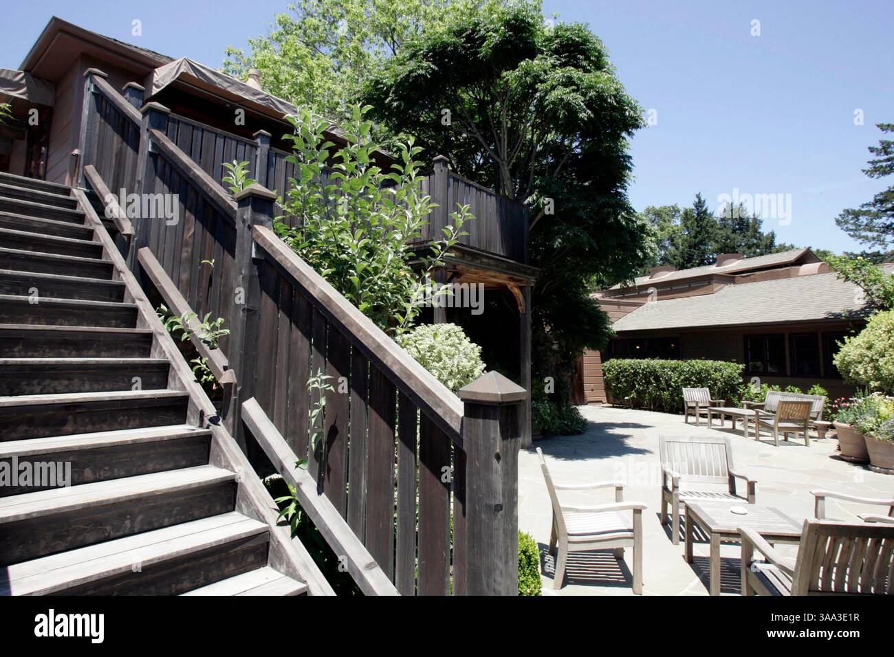 Juni 2005; Yountville, Kalifornien, USA; das French Laundry befindet sich in einer eleganten Steinresidenz aus der Jahrhundertwende im Herzen von Kaliforniens Napa Valley und liegt inmitten eines bezaubernden Landgartens. Dieser idyllische Ort ist der Ort für die innovative, preisgekrönte Küche von Chef Thomas Keller. Seine modernen Gerichte bieten eine subtile Mischung aus klassischer französischer Tradition und regionaler Küche. Die Menüs mit festpreisen werden von über 600 verschiedenen Weinen aus aller Welt begleitet. Obligatorischer Hinweis: Foto von Mike Fox/ZUMA Press. (©) Copyright 2005 von Mike Fox Stockfoto