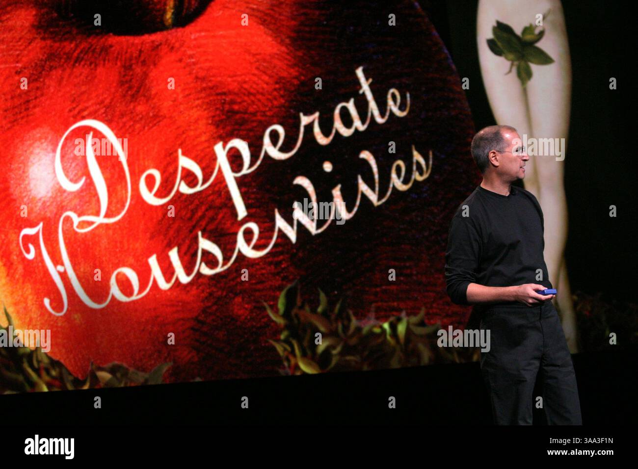 Oktober 2005; San Jose, Kalifornien, USA; STEVE JOBS, CEO von Apple Computer, kündigt einen Video-iPod an, der Musikvideos, Video-Podcasts, Pixar-Kurzfilme und beliebte Fernsehsendungen wie „Desperate Housewives“ in San Jose, Kalifornien, abspielt. (Bild: © Krista Kennell/ZUMAPRESS.com) Stockfoto