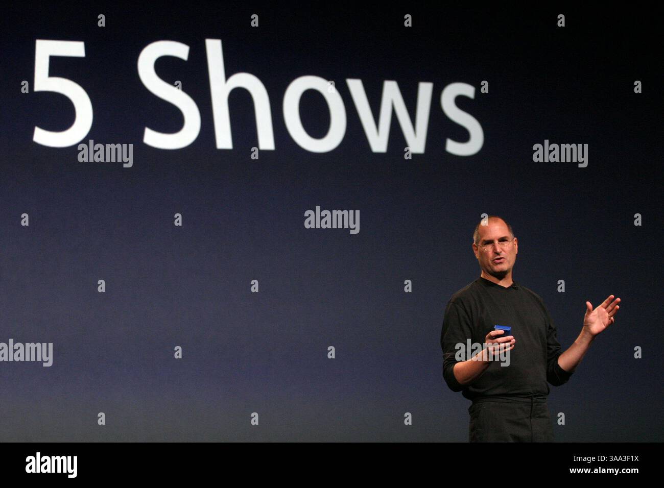 Oktober 2005; San Jose, Kalifornien, USA; STEVE JOBS, CEO von Apple Computer, kündigt einen Video-iPod an, der Musikvideos, Video-Podcasts, Pixar-Kurzfilme und beliebte Fernsehsendungen in San Jose, Kalifornien, wiedergibt. (Bild: © Krista Kennell/ZUMAPRESS.com) Stockfoto