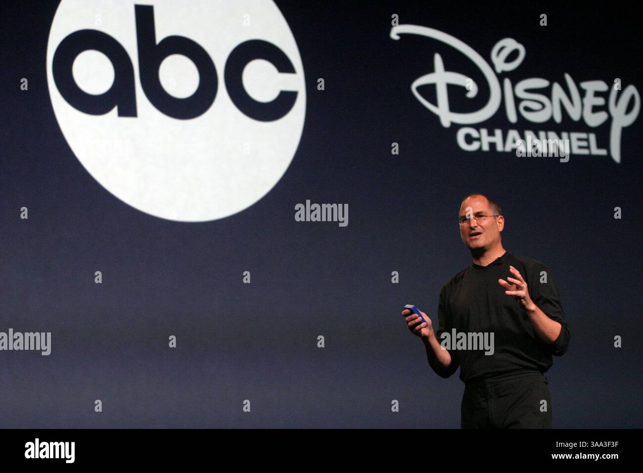 Oktober 2005; San Jose, Kalifornien, USA; STEVE JOBS, CEO von Apple Computer, kündigt einen Video-iPod an, der Musikvideos, Video-Podcasts, Pixar-Kurzfilme und beliebte Fernsehsendungen in San Jose, Kalifornien, wiedergibt. (Bild: © Krista Kennell/ZUMAPRESS.com) Stockfoto