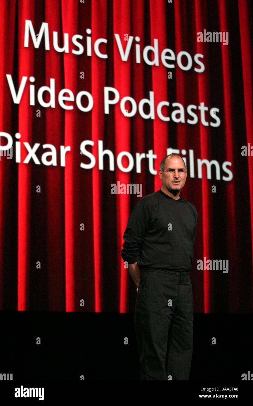 Oktober 2005; San Jose, Kalifornien, USA; STEVE JOBS, CEO von Apple Computer, kündigt einen Video-iPod an, der Musikvideos, Video-Podcasts, Pixar-Kurzfilme und beliebte Fernsehsendungen in San Jose, Kalifornien, wiedergibt. (Bild: © Krista Kennell/ZUMAPRESS.com) Stockfoto