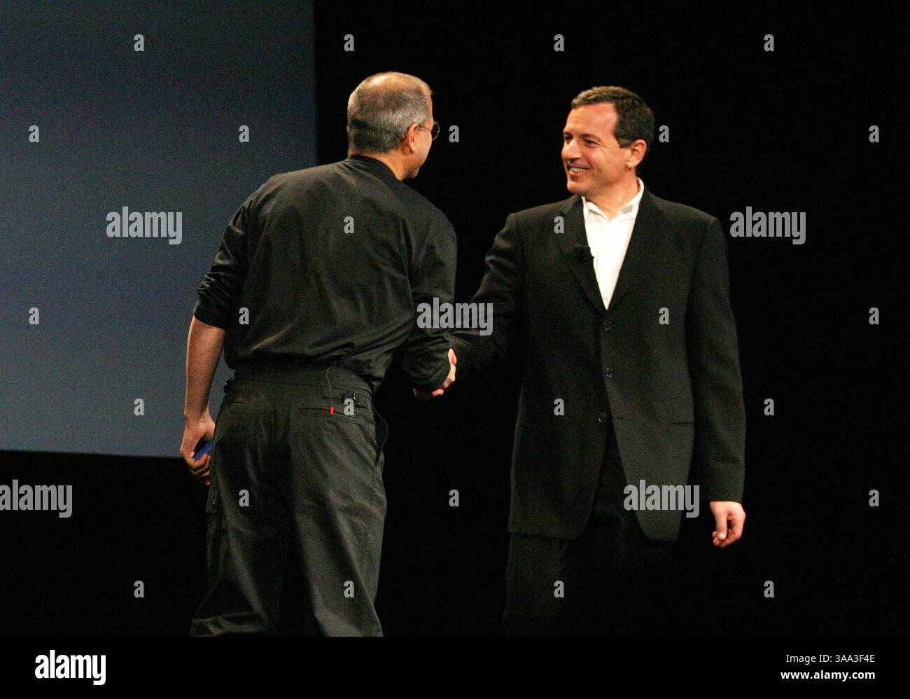 Oktober 2005; San Jose, CA, USA; Apple Computer CEO STEVE JOBS begrüßt New Disney CEO ROBERT IGER spricht, als Apple einen Video-iPod ankündigt, der Musikvideos, Video-Podcasts, Pixar-Kurzfilme und beliebte Fernsehsendungen in San Jose, Kalifornien, wiedergibt. (Bild: © Krista Kennell/ZUMAPRESS.com) Stockfoto