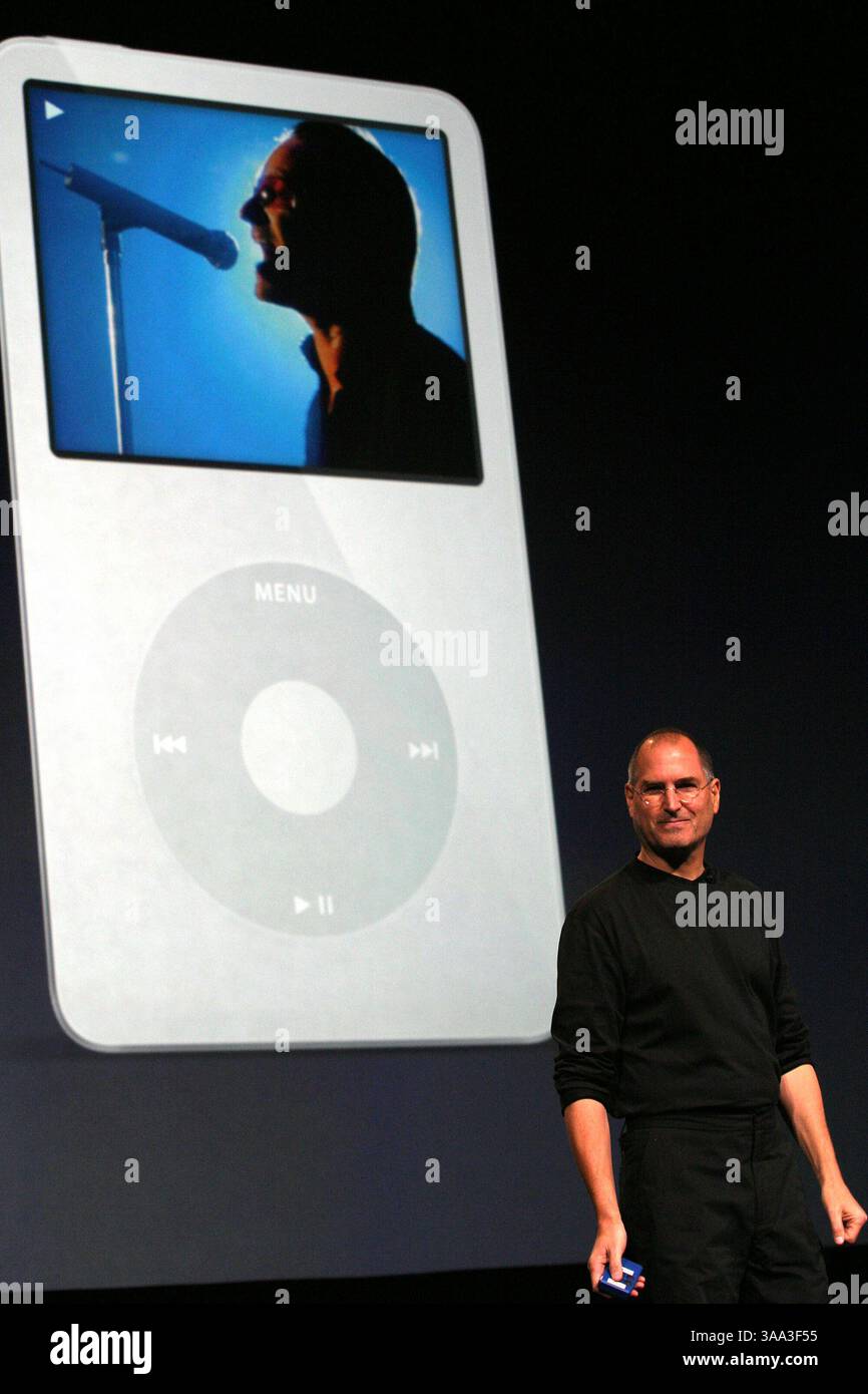 Oktober 2005; San Jose, Kalifornien, USA; STEVE JOBS, CEO von Apple Computer, kündigt einen Video-iPod an, der Musikvideos, Video-Podcasts, Pixar-Kurzfilme und beliebte Fernsehsendungen in San Jose, Kalifornien, wiedergibt. (Bild: © Krista Kennell/ZUMAPRESS.com) Stockfoto