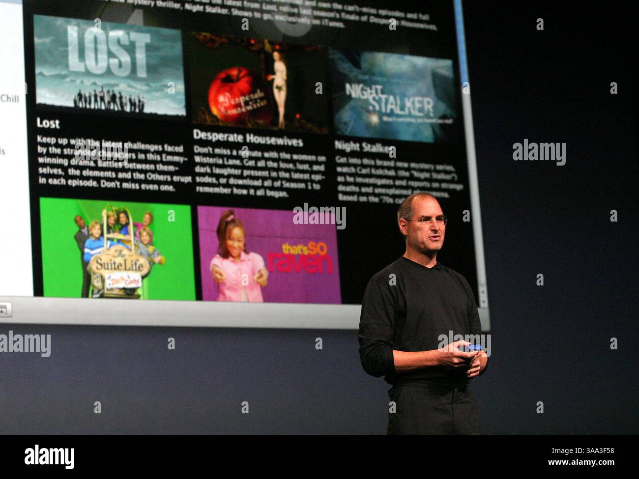 Oktober 2005; San Jose, Kalifornien, USA; STEVE JOBS, CEO von Apple Computer, kündigt einen Video-iPod an, der Musikvideos, Video-Podcasts, Pixar-Kurzfilme und beliebte Fernsehsendungen in San Jose, Kalifornien, wiedergibt. (Bild: © Krista Kennell/ZUMAPRESS.com) Stockfoto