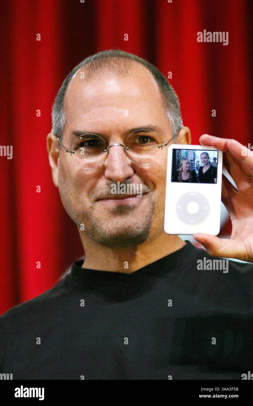 Oktober 2005; San Jose, Kalifornien, USA; STEVE JOBS, CEO von Apple Computer, kündigt einen Video-iPod an, der Musikvideos, Video-Podcasts, Pixar-Kurzfilme und beliebte Fernsehsendungen in San Jose, Kalifornien, wiedergibt. (Bild: © Krista Kennell/ZUMAPRESS.com) Stockfoto
