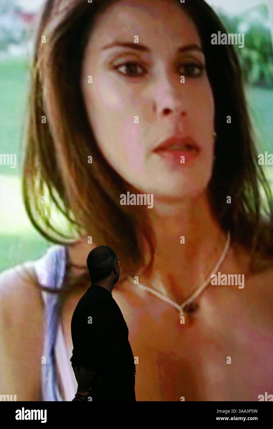 Oktober 2005; San Jose, Kalifornien, USA; STEVE JOBS, CEO von Apple Computer, kündigt einen Video-iPod an, der Musikvideos, Video-Podcasts, Pixar-Kurzfilme und beliebte Fernsehsendungen wie „Desperate Housewives“ in San Jose, Kalifornien, abspielt. (Bild: © Krista Kennell/ZUMAPRESS.com) Stockfoto