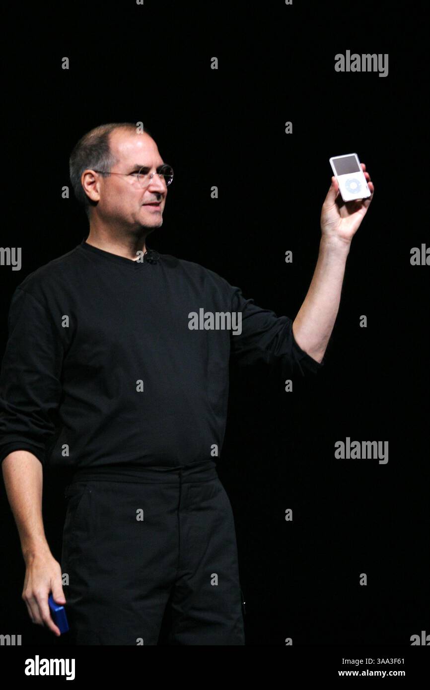 Oktober 2005; San Jose, Kalifornien, USA; STEVE JOBS, CEO von Apple Computer, kündigt einen Video-iPod an, der Musikvideos, Video-Podcasts, Pixar-Kurzfilme und beliebte Fernsehsendungen in San Jose, Kalifornien, wiedergibt. (Bild: © Krista Kennell/ZUMAPRESS.com) Stockfoto