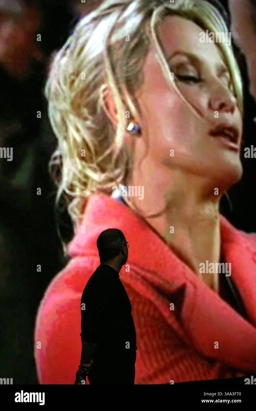 Oktober 2005; San Jose, Kalifornien, USA; STEVE JOBS, CEO von Apple Computer, kündigt einen Video-iPod an, der Musikvideos, Video-Podcasts, Pixar-Kurzfilme und beliebte Fernsehsendungen wie „Desperate Housewives“ in San Jose, Kalifornien, abspielt. (Bild: © Krista Kennell/ZUMAPRESS.com) Stockfoto