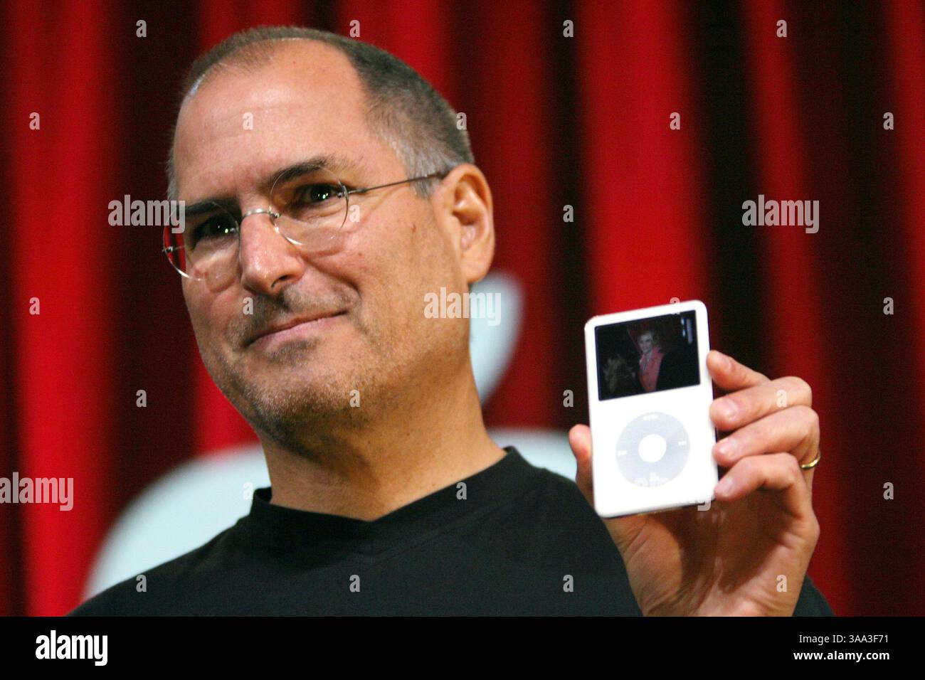 Oktober 2005; San Jose, Kalifornien, USA; STEVE JOBS, CEO von Apple Computer, kündigt einen Video-iPod an, der Musikvideos, Video-Podcasts, Pixar-Kurzfilme und beliebte Fernsehsendungen in San Jose, Kalifornien, wiedergibt. (Bild: © Krista Kennell/ZUMAPRESS.com) Stockfoto