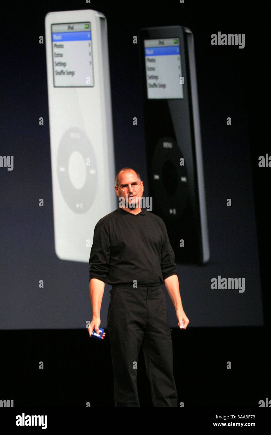 Oktober 2005; San Jose, Kalifornien, USA; STEVE JOBS, CEO von Apple Computer, kündigt einen Video-iPod an, der Musikvideos, Video-Podcasts, Pixar-Kurzfilme und beliebte Fernsehsendungen in San Jose, Kalifornien, wiedergibt. (Bild: © Krista Kennell/ZUMAPRESS.com) Stockfoto