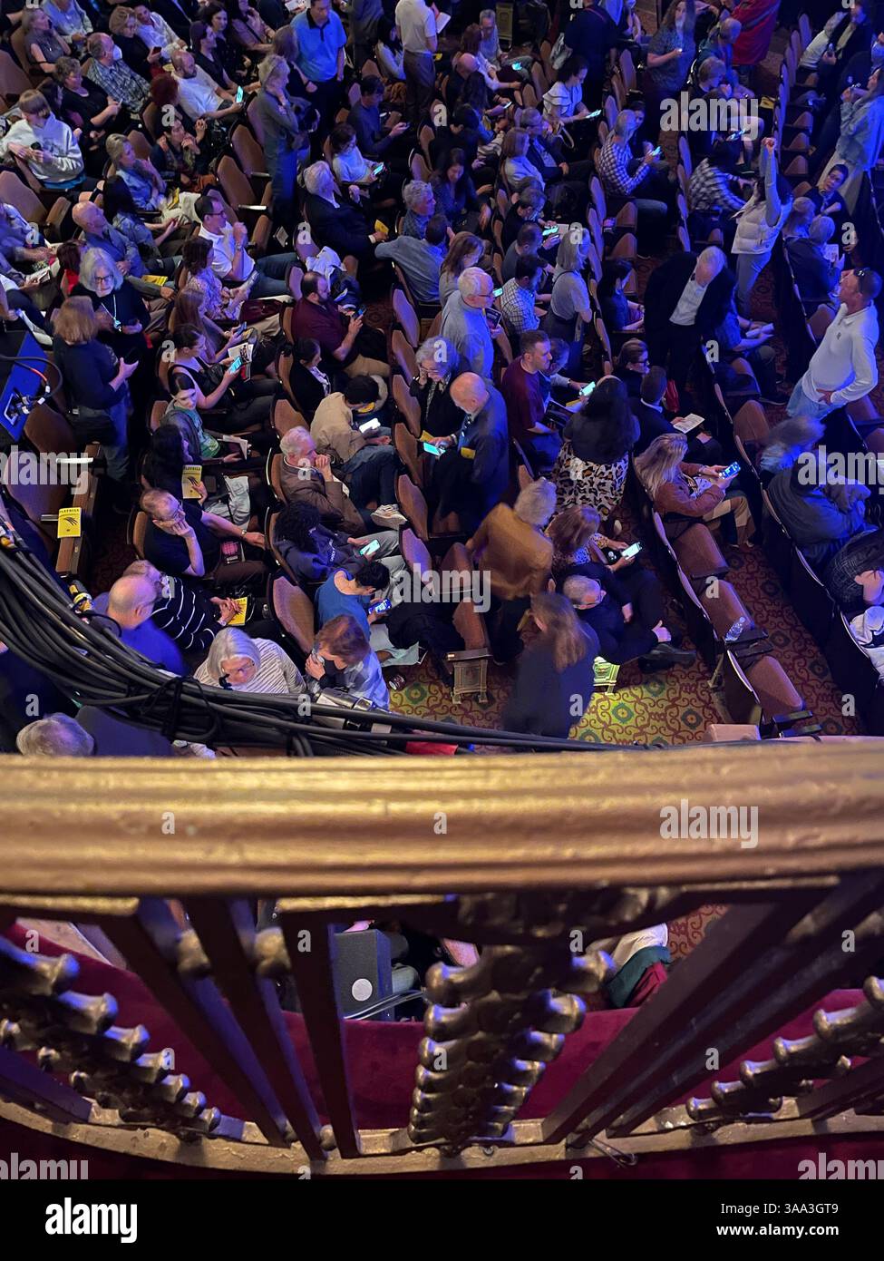 "Operation Hackfleisch" Publikum im John Golden Theatre am Times Square, New York City. USA 2025 - Smartphone-aufgenommenes Stockfoto
