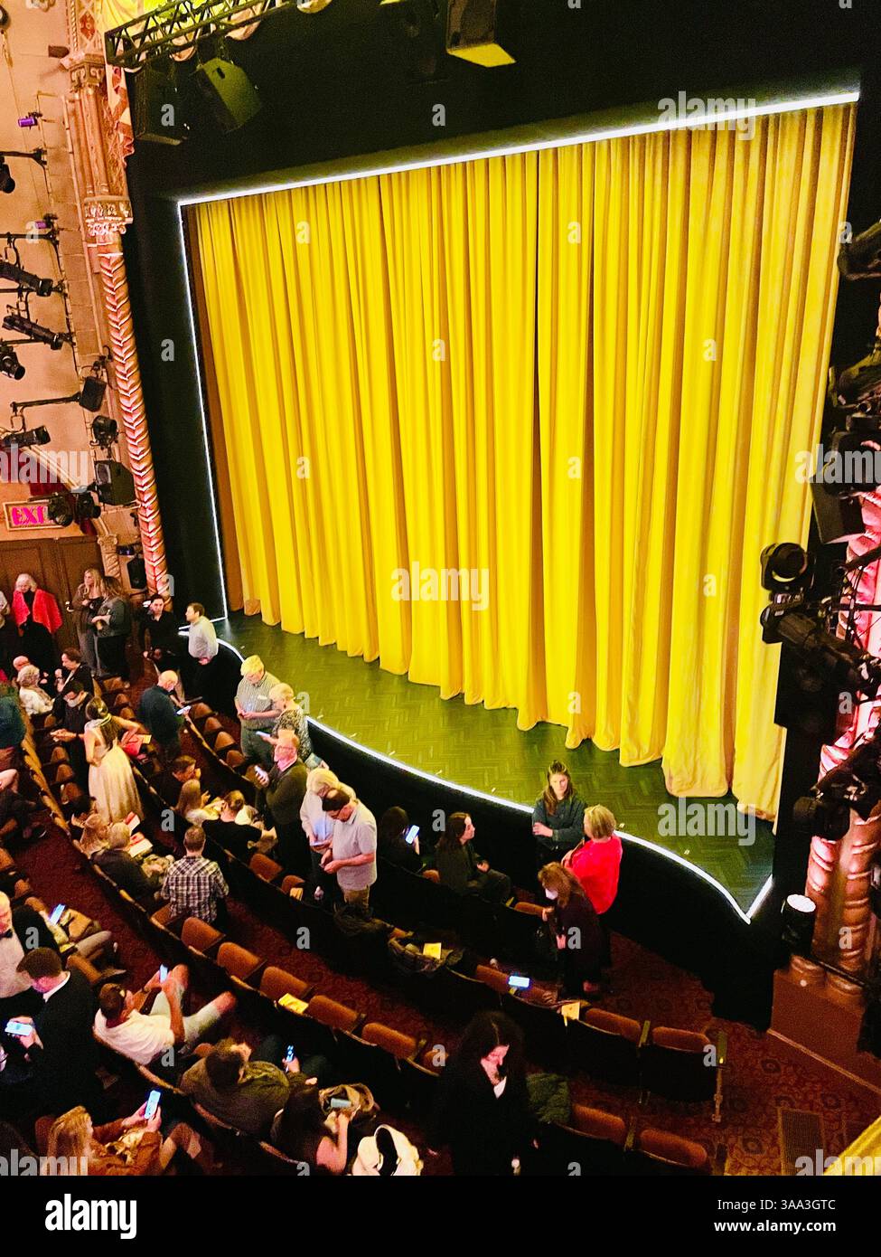 "Operation Hackfleisch" Publikum im John Golden Theatre am Times Square, New York City. USA 2025 - Smartphone-aufgenommenes Stockfoto