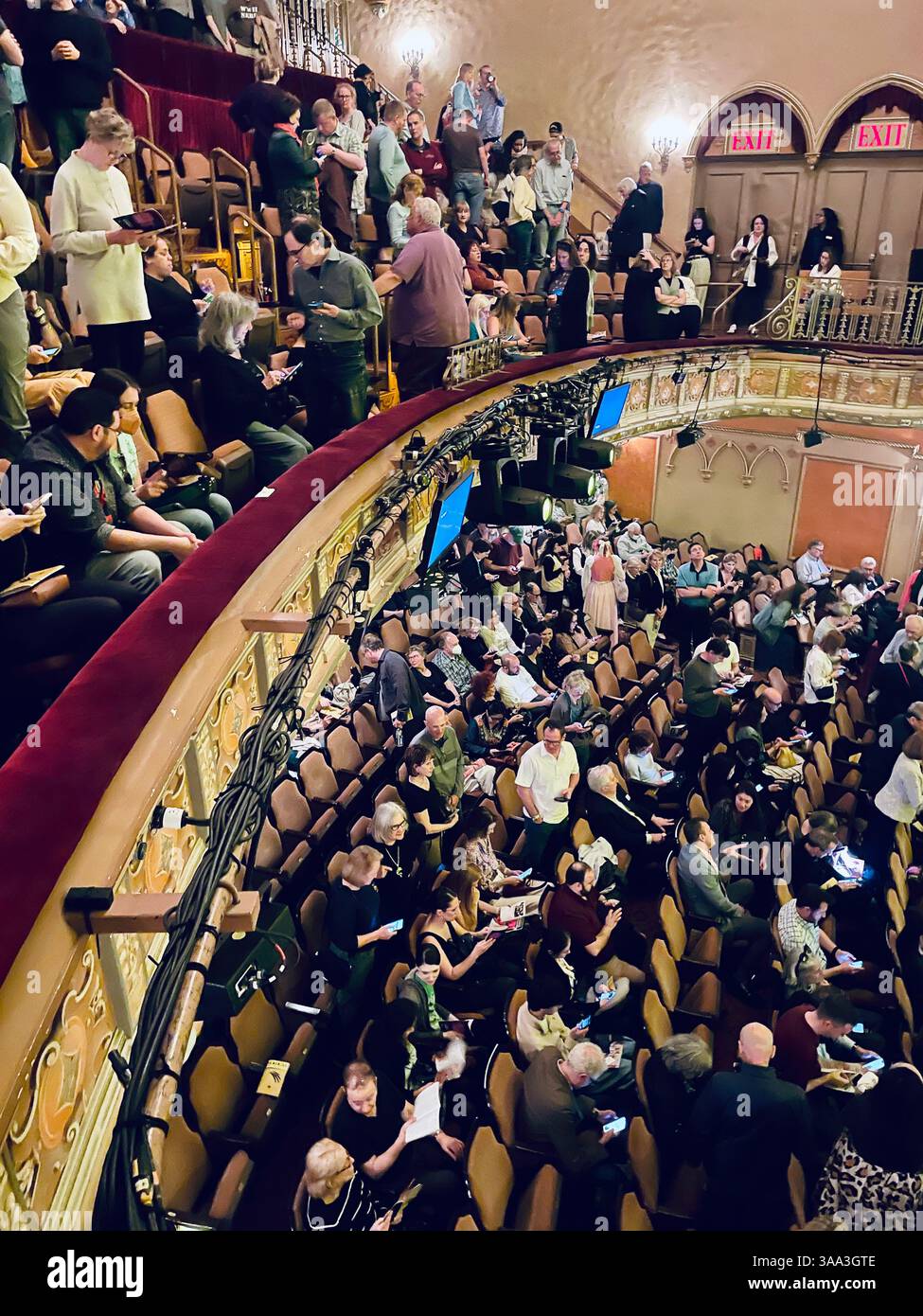 "Operation Hackfleisch" Publikum im John Golden Theatre am Times Square, New York City. USA 2025 - Smartphone-aufgenommenes Stockfoto