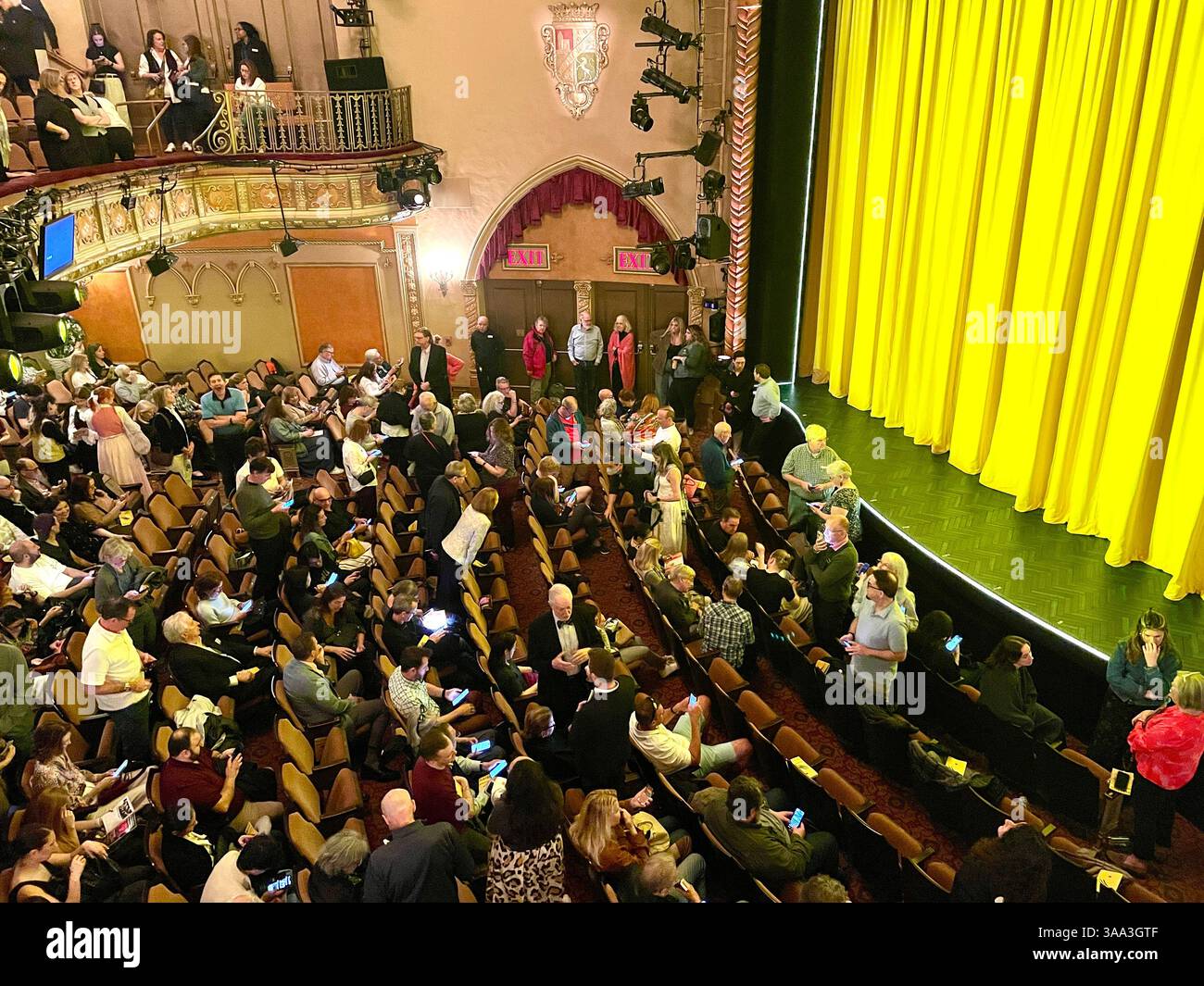 "Operation Hackfleisch" Publikum im John Golden Theatre am Times Square, New York City. USA 2025 - Smartphone-aufgenommenes Stockfoto